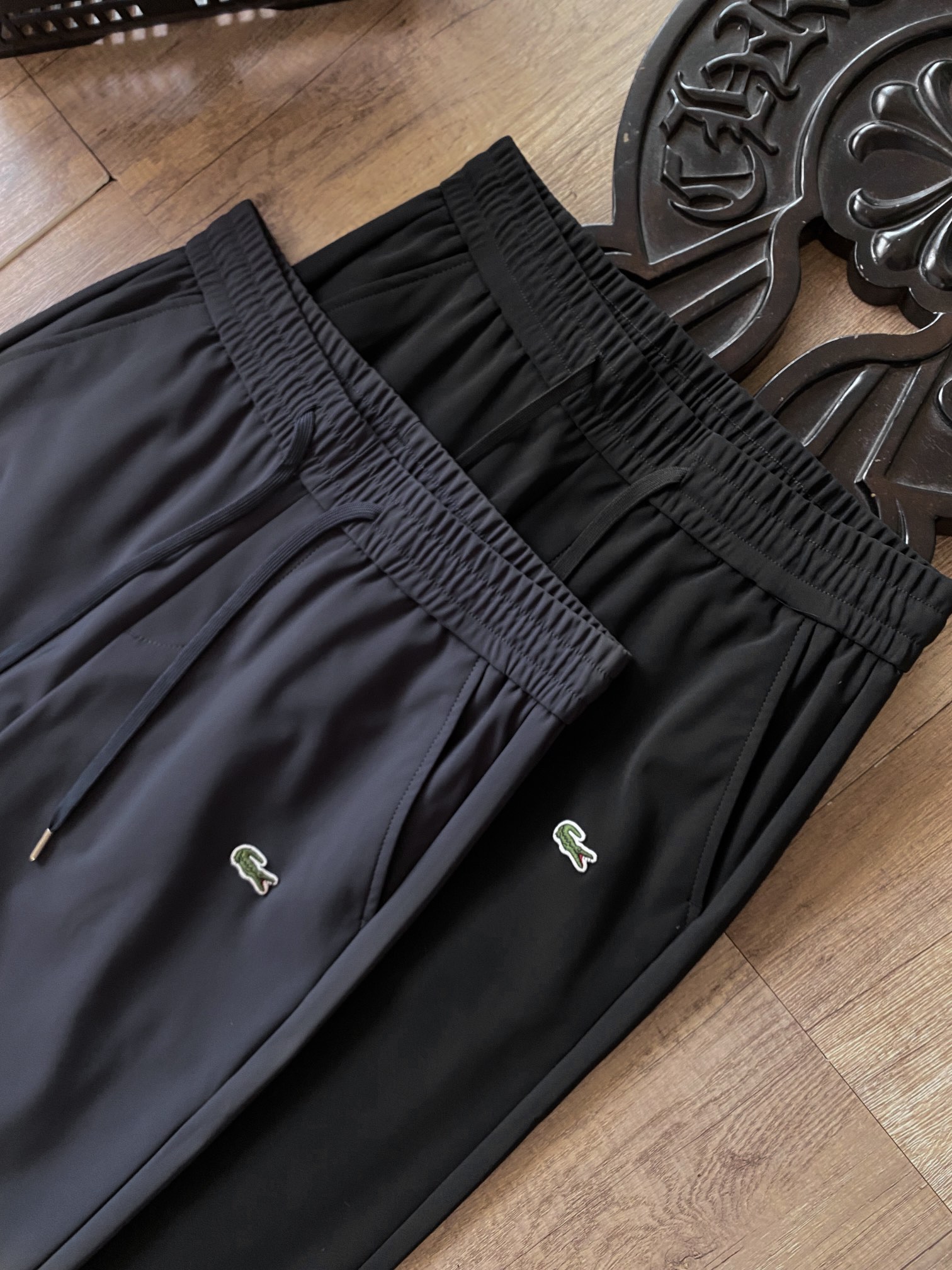 💰130
法国鳄鱼秋季新品银狐绒商务休闲通勤系列松紧腰西裤休闲裤广州溢达原厂流出
杭州银泰专柜在售1080➕本店秋季主推款,掌柜自留力荐!闭眼入!
独家首映只有几百条…… 前门襟ykk 拉链设计 鳄鱼柜里货梭织弹力休闲裤!爆炸开启… 绝对颜值爆表的款式!!! 高端品质非常犀利,品质就是王道…福利款式推荐 男士衣橱必备!梭织定制内里复合面料。最休闲也最完美。液氨整理 洁净的外观 奢华的手感 柔和的光泽,舒适又耐洗,绝对爆款秒杀!!!极致的性价比让你们感受鳄鱼原货的魅力!
颜色:黑色 灰色
尺码:s~xxl