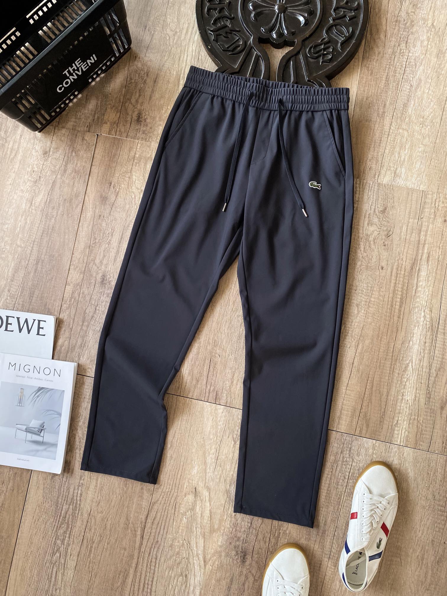 💰130
法国鳄鱼秋季新品银狐绒商务休闲通勤系列松紧腰西裤休闲裤广州溢达原厂流出
杭州银泰专柜在售1080➕本店秋季主推款,掌柜自留力荐!闭眼入!
独家首映只有几百条…… 前门襟ykk 拉链设计 鳄鱼柜里货梭织弹力休闲裤!爆炸开启… 绝对颜值爆表的款式!!! 高端品质非常犀利,品质就是王道…福利款式推荐 男士衣橱必备!梭织定制内里复合面料。最休闲也最完美。液氨整理 洁净的外观 奢华的手感 柔和的光泽,舒适又耐洗,绝对爆款秒杀!!!极致的性价比让你们感受鳄鱼原货的魅力!
颜色:黑色 灰色
尺码:s~xxl