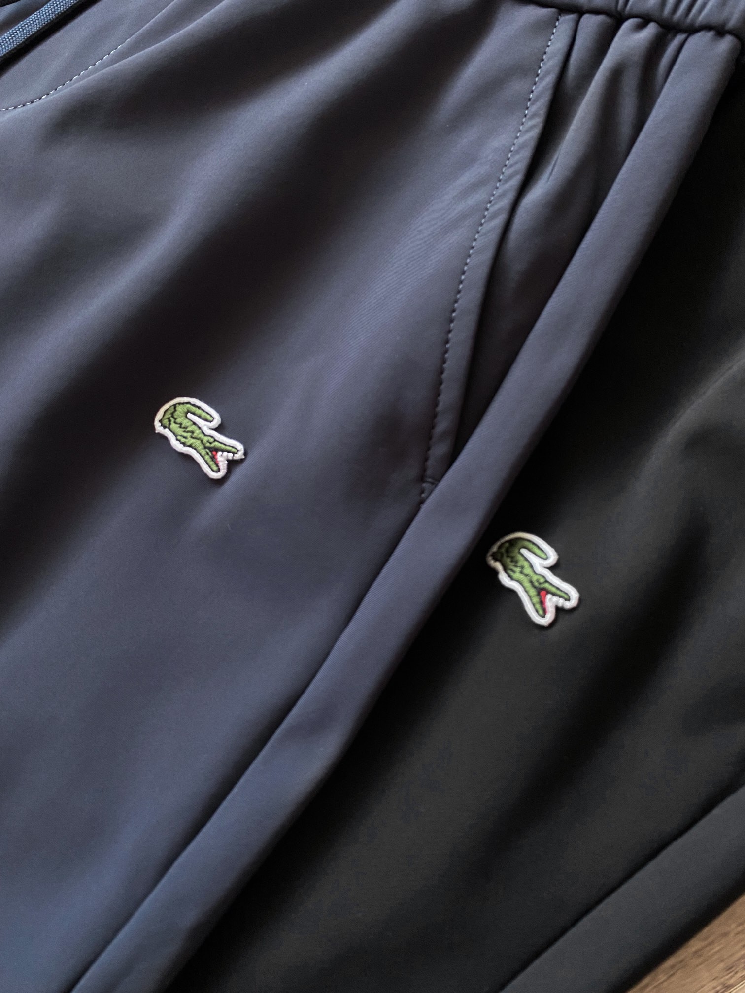 💰130
法国鳄鱼秋季新品银狐绒商务休闲通勤系列松紧腰西裤休闲裤广州溢达原厂流出
杭州银泰专柜在售1080➕本店秋季主推款,掌柜自留力荐!闭眼入!
独家首映只有几百条…… 前门襟ykk 拉链设计 鳄鱼柜里货梭织弹力休闲裤!爆炸开启… 绝对颜值爆表的款式!!! 高端品质非常犀利,品质就是王道…福利款式推荐 男士衣橱必备!梭织定制内里复合面料。最休闲也最完美。液氨整理 洁净的外观 奢华的手感 柔和的光泽,舒适又耐洗,绝对爆款秒杀!!!极致的性价比让你们感受鳄鱼原货的魅力!
颜色:黑色 灰色
尺码:s~xxl