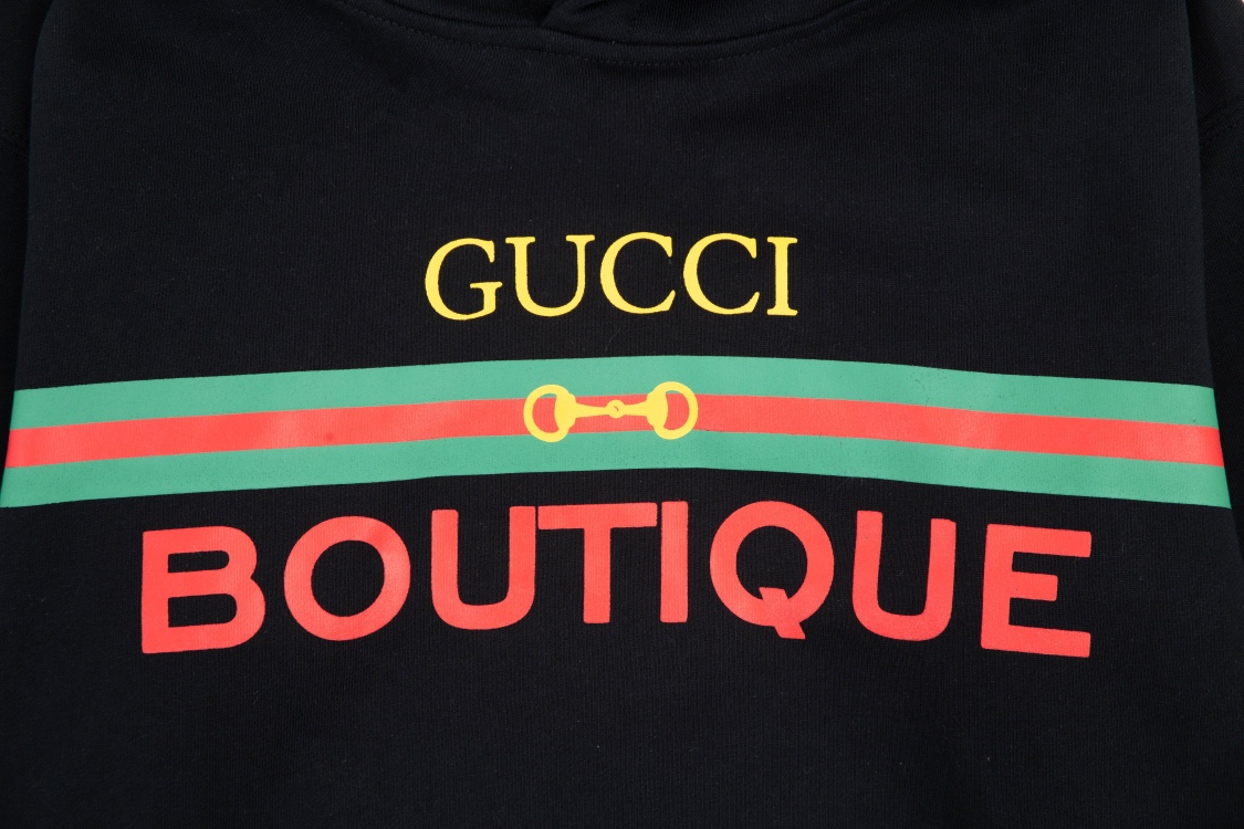 280 Gucci 古驰 Boutique印花由品牌经典的马衔扣和织带等元素糅合而成