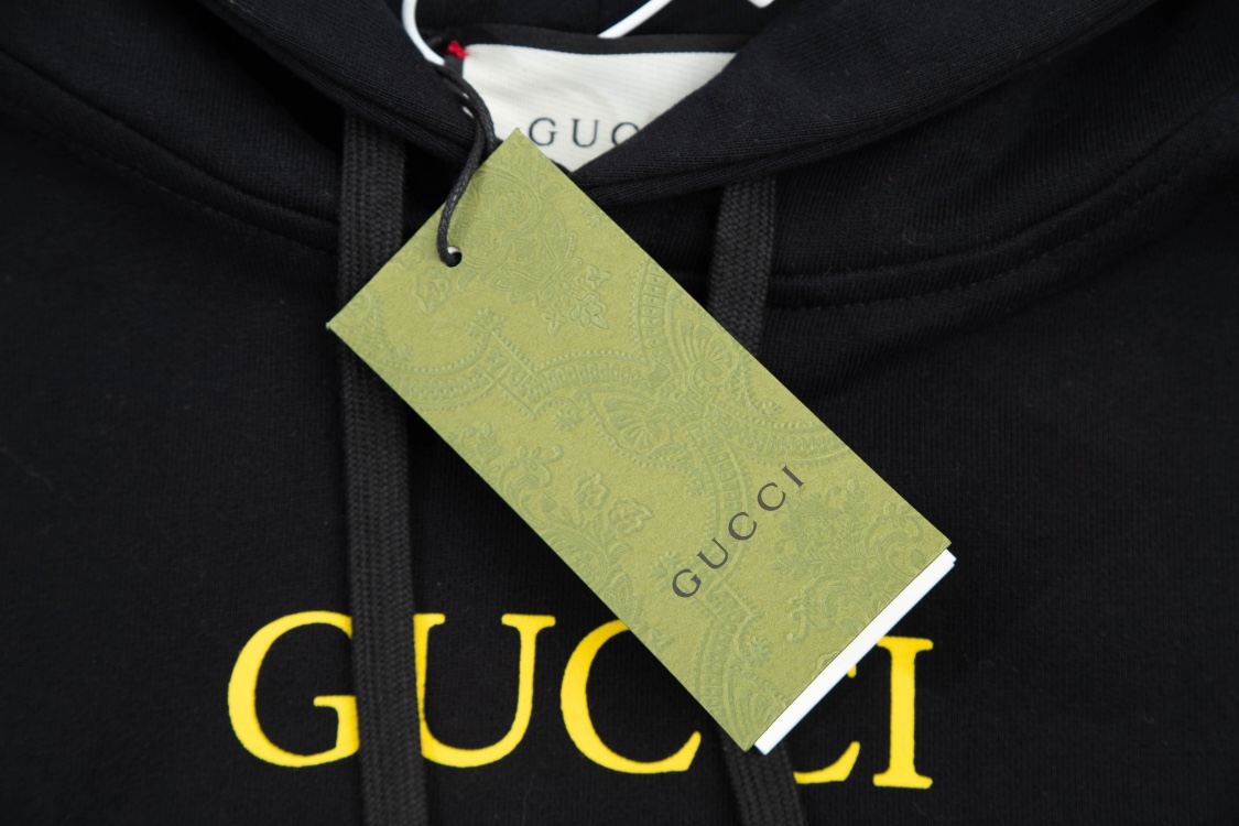 280 Gucci 古驰 Boutique印花由品牌经典的马衔扣和织带等元素糅合而成