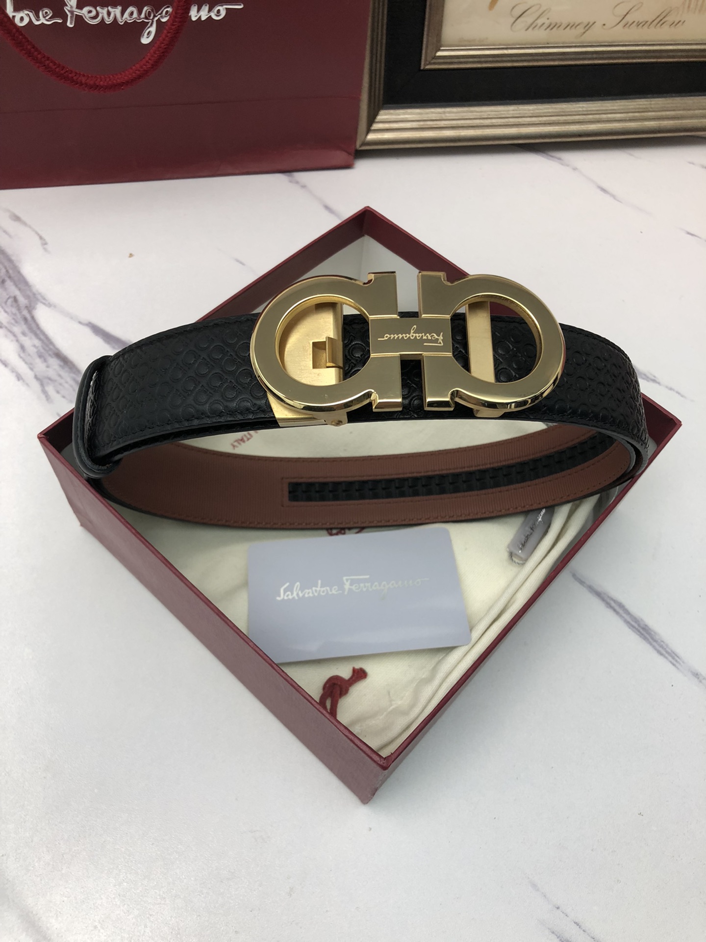 J0 Ferragamo 菲拉格慕 原单头层牛皮压花纹面,内衬头层小牛皮底,搭配原单自动扣,可裁剪的自动带,此款腰带面双采用意大利原定厂制进口牛皮带身 ,对专版柜足宽3.5CM