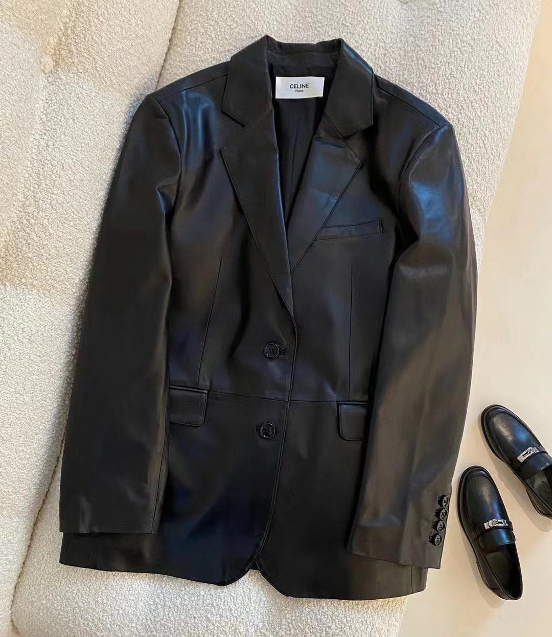 NO:742697,,Celine classic sheepskin suit, very suitable for spring, slim fit. It is shipped as you like, the buttons are all with logo, Celine-clothing, celine, celine, business suit, sheepskin,19860909,Celine经典版羊皮西装,很适合春天,修身版.发货随手拍,纽扣都是带logo,赛琳-服装,celine,celine,business suit,sheepskin,,Women's clothing