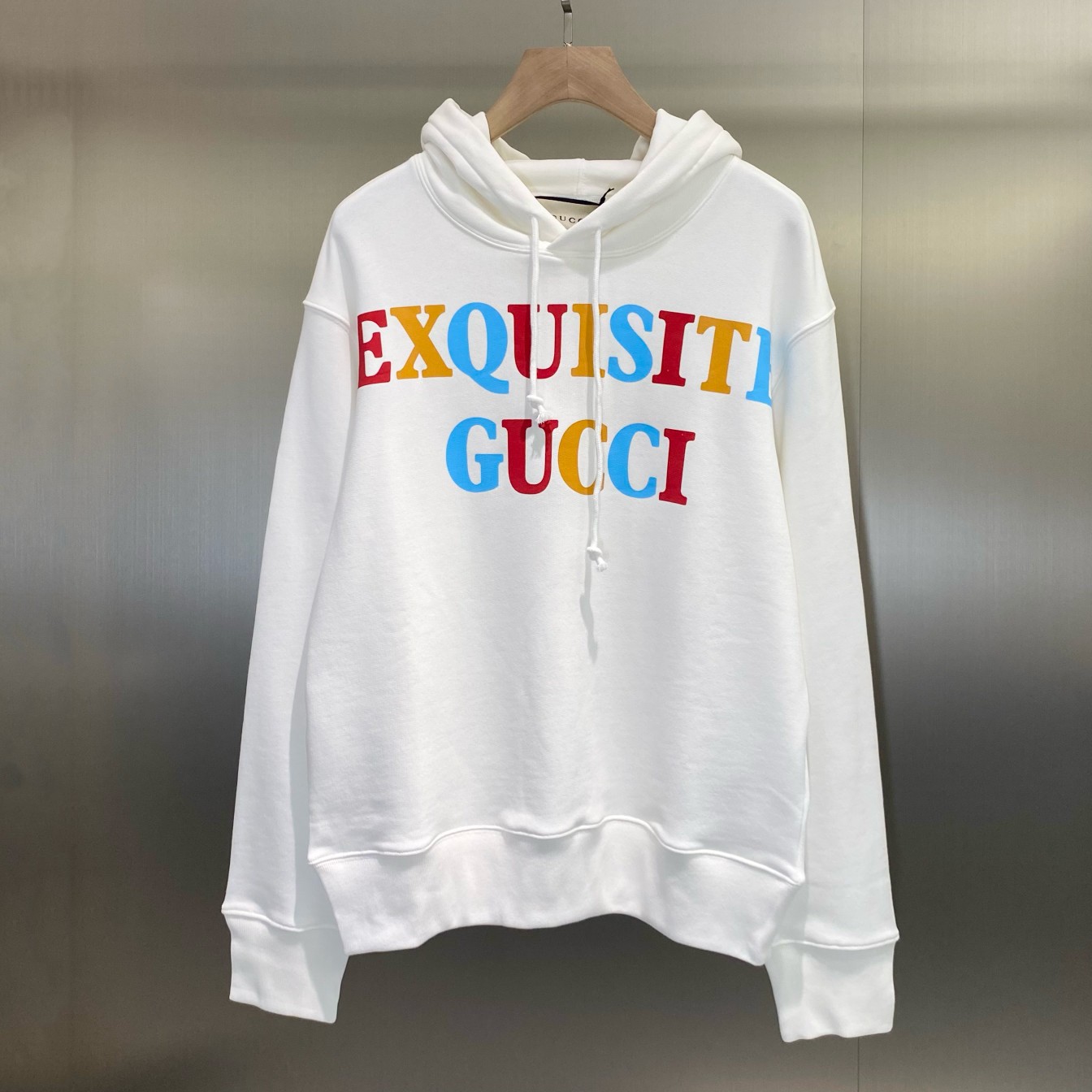 Exquisite Gui”人物卫衣 型号 2001-225 尺寸 XS-XL 这款米白色兜帽卫衣