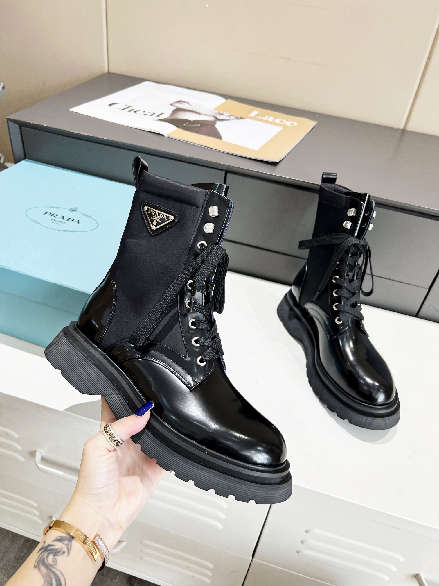 Estilo de pareja 2023ss Prada "PRADA" son las botas cortas para parejas hechas a medida de alta gama más populares para…