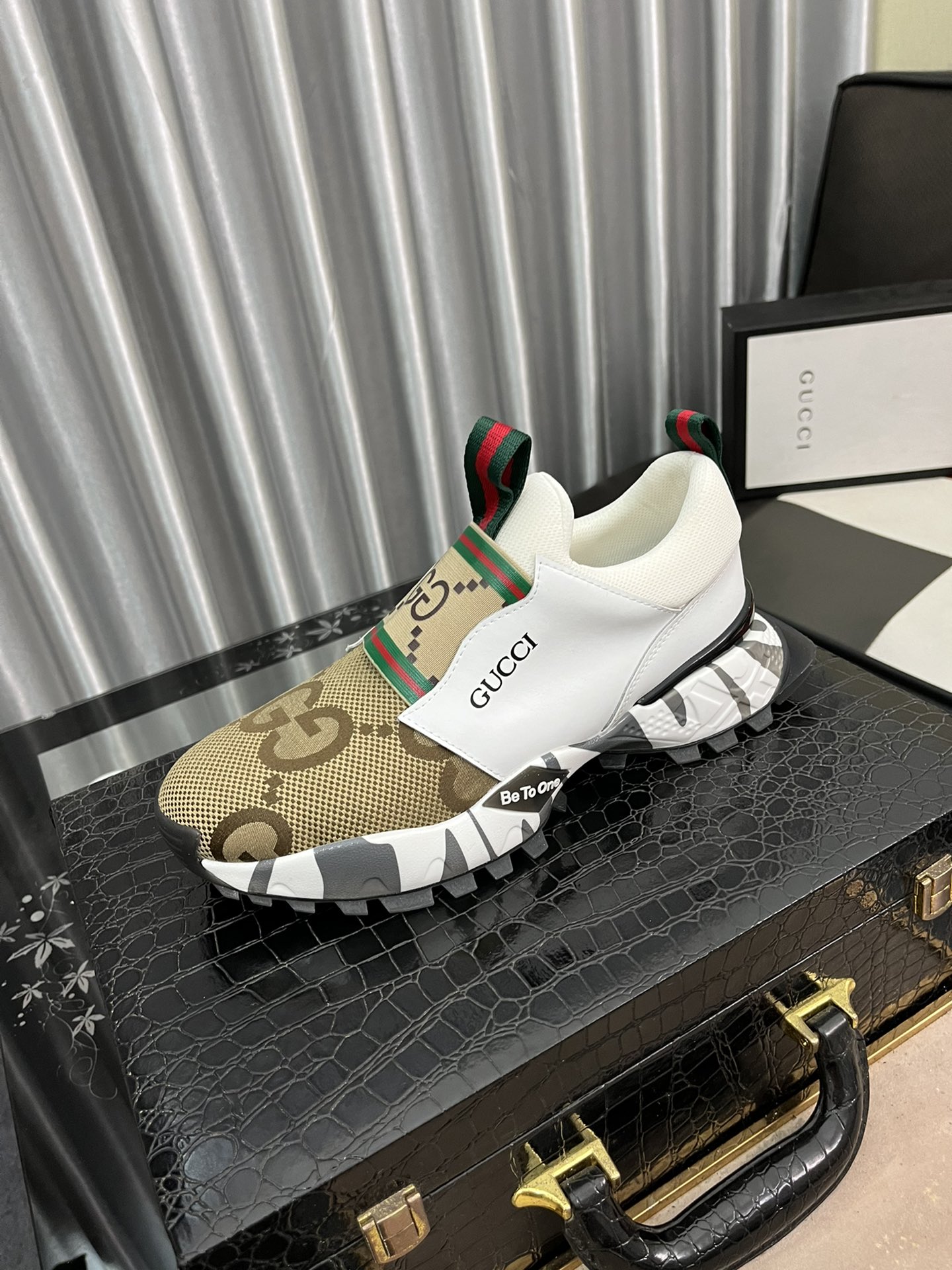 I5 Gucci  古奇 运动休闲鞋上图必卖，顶级奢侈品牌，最新時尚休闲男鞋，潮流百搭之款，鞋面进口牛皮，羊皮内里，精细做工。上脚轻巧舒适，码38-442色可选
