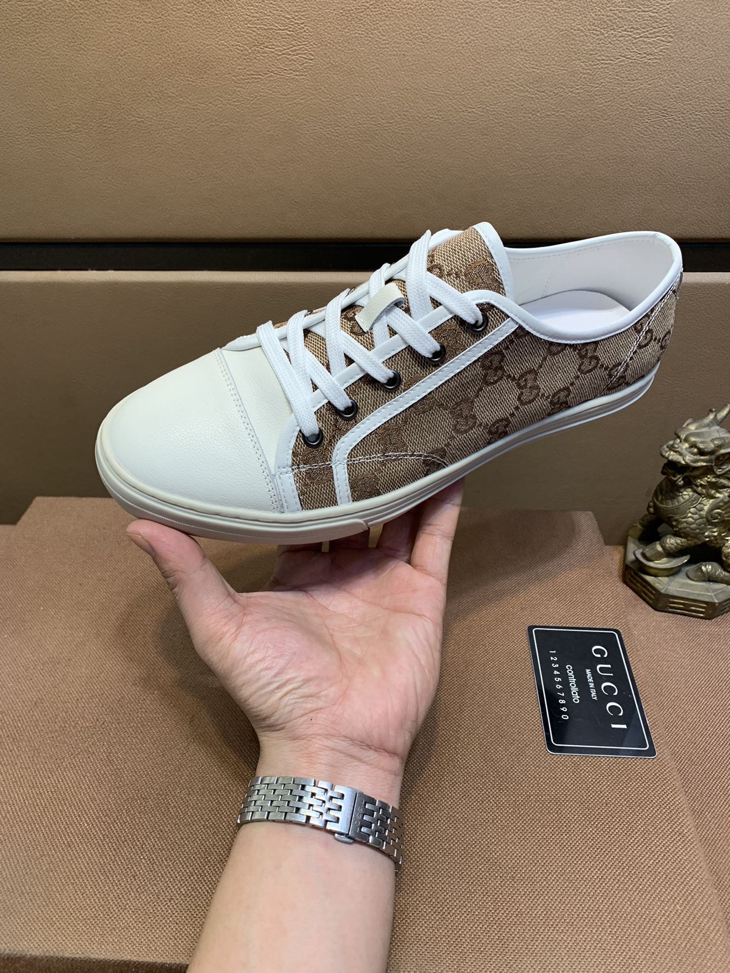 I5 爆款Gucci  古奇 男鞋高端品牌，鞋面采用意大利进口头层牛皮配原版双G布，头层猪皮内里垫脚制作，让行走更加便捷舒适，惊世之作打造时尚个性衬托你的与众不同打造时尚个性衬托你的与众不同潮男必备!经典数码 38-44 黑色 白色选