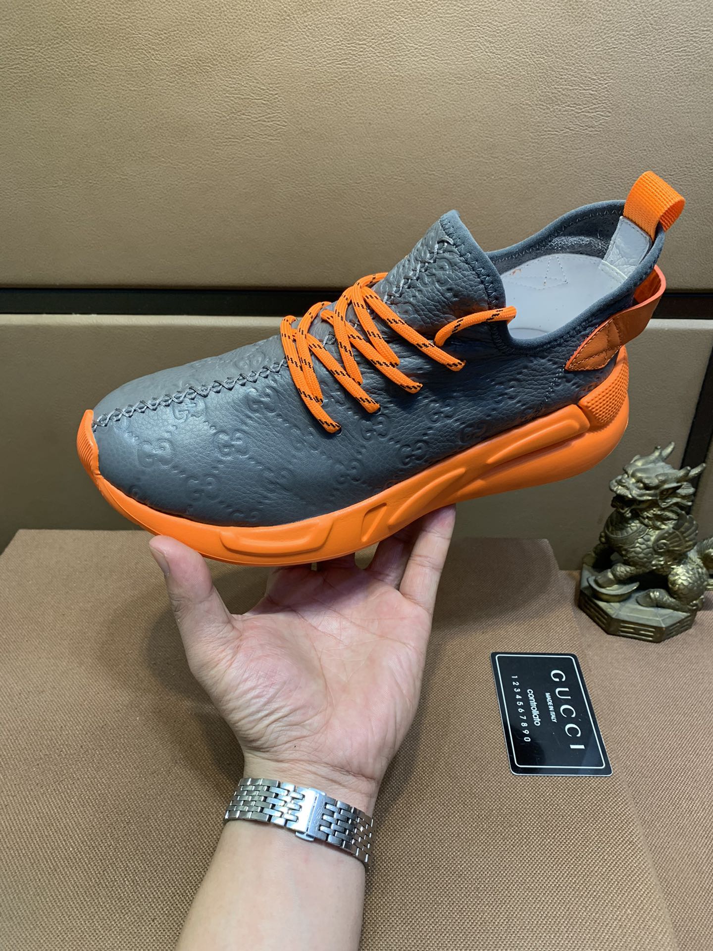 I5 爆款Gucci  古奇 男鞋高端品牌，鞋面采用意大利进口头层双g小牛皮，头层猪皮内里垫脚制作，轻便发泡大底，让行走更加便捷舒适，惊世之作打造时尚个性衬托你的与众不同打造时尚个性衬托你的与众不同潮男必备!经典数码 38-44 3色可选