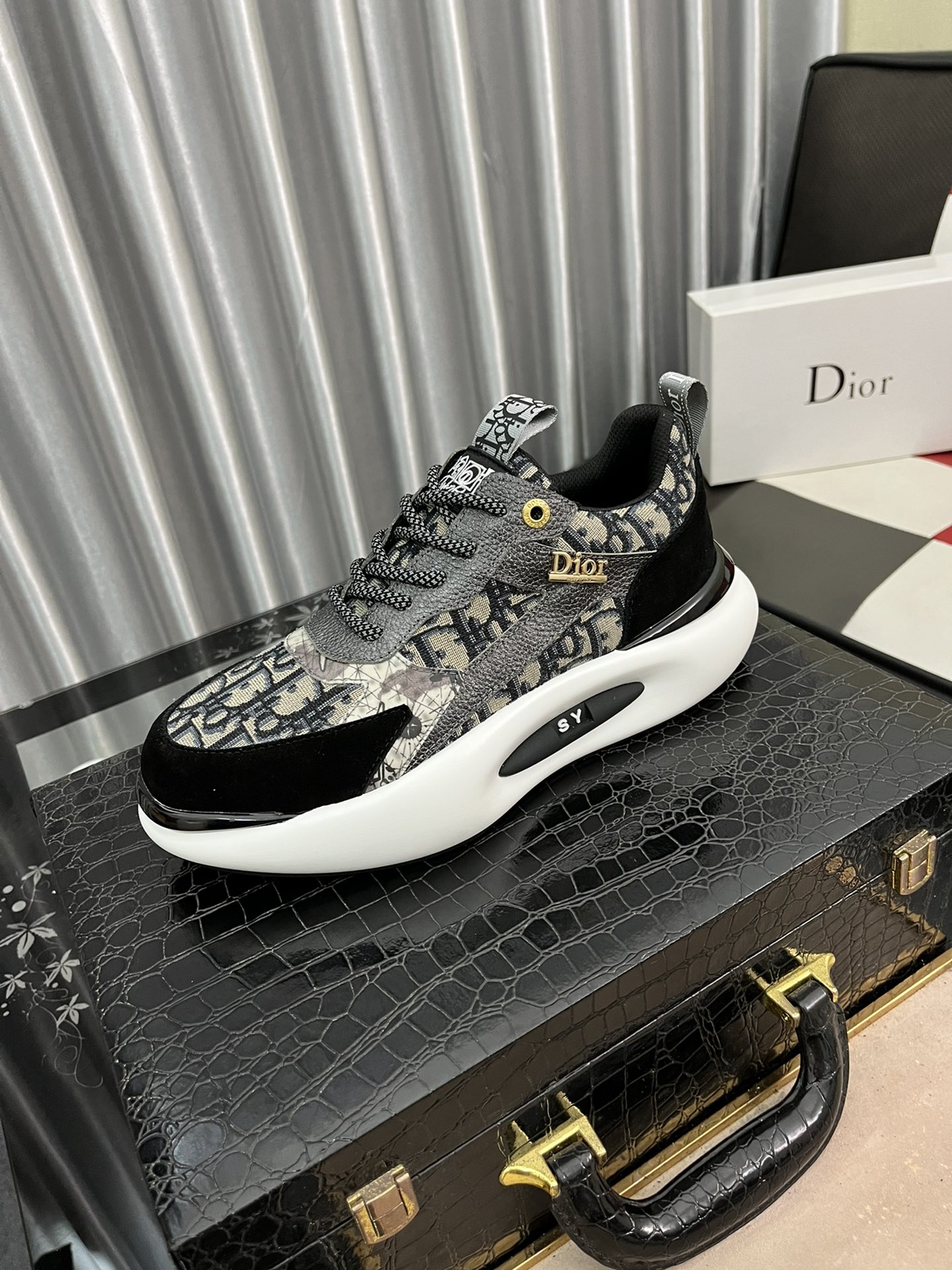 I5 迪奥 Dior 休闲鞋出货,采用进口牛皮压搭配品牌料字体,后跟牛皮显凸出高档,羊皮内裡,穿着舒适,轻便,原版楦头开模,官网1：1,私模大底,码数38一442色可选