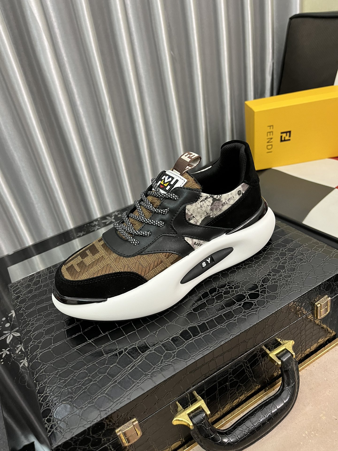 I5 Fendi 芬迪  男士最休闲鞋 原版一比一复刻.全进口官网一比一面料.内里采用头层顶级羊皮,原版原厂特供橡胶大底.引领时尚新概念.配码：38-44. 2色可选