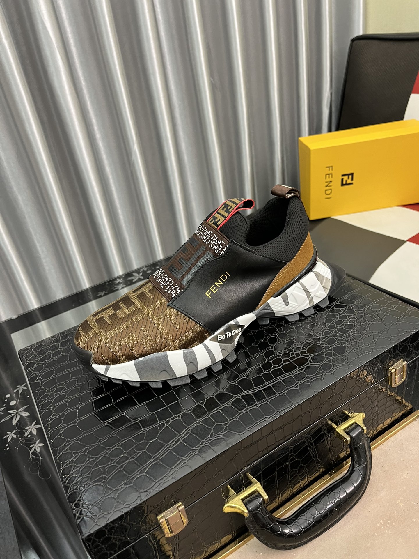 I5 Fendi 芬迪  2022男士最休闲鞋 原版一比一复刻.全进口头层小牛皮搭配网布 舒适内里 羊皮垫脚,内里采用头层顶级羊皮,原版原厂特供橡胶大底.引领时尚新概念.码数：38-442色可选