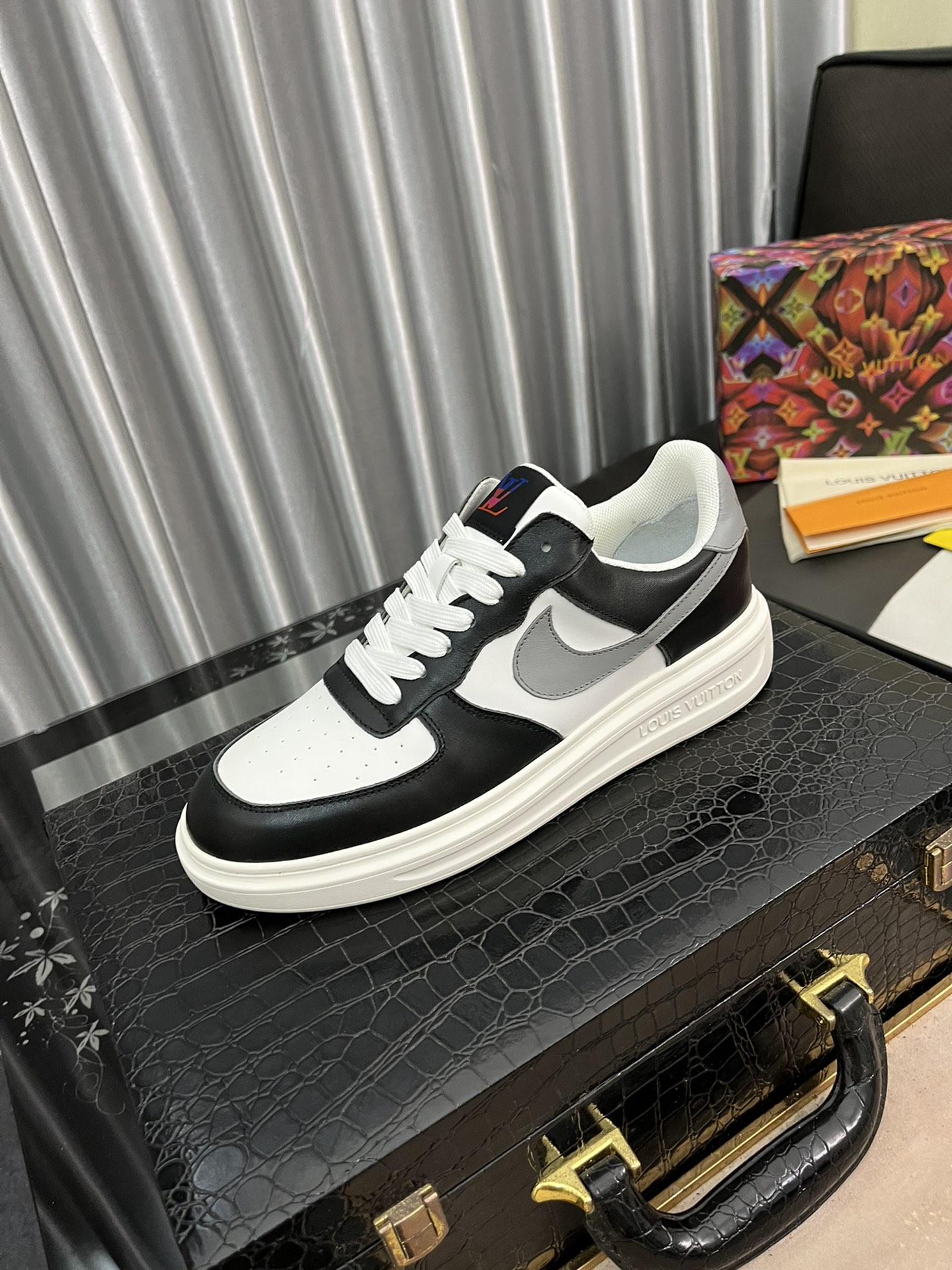 J5 牛里Louis Vuitton 路易威登 LV 男士休闲鞋,全球限量款鞋面采用原版小牛皮压纹LOGO鞋面顶级做工 内里垫脚:纯进口羊皮内里 系带板鞋舒适 奢华尊贵! 男鞋码数：38-44 3色可选