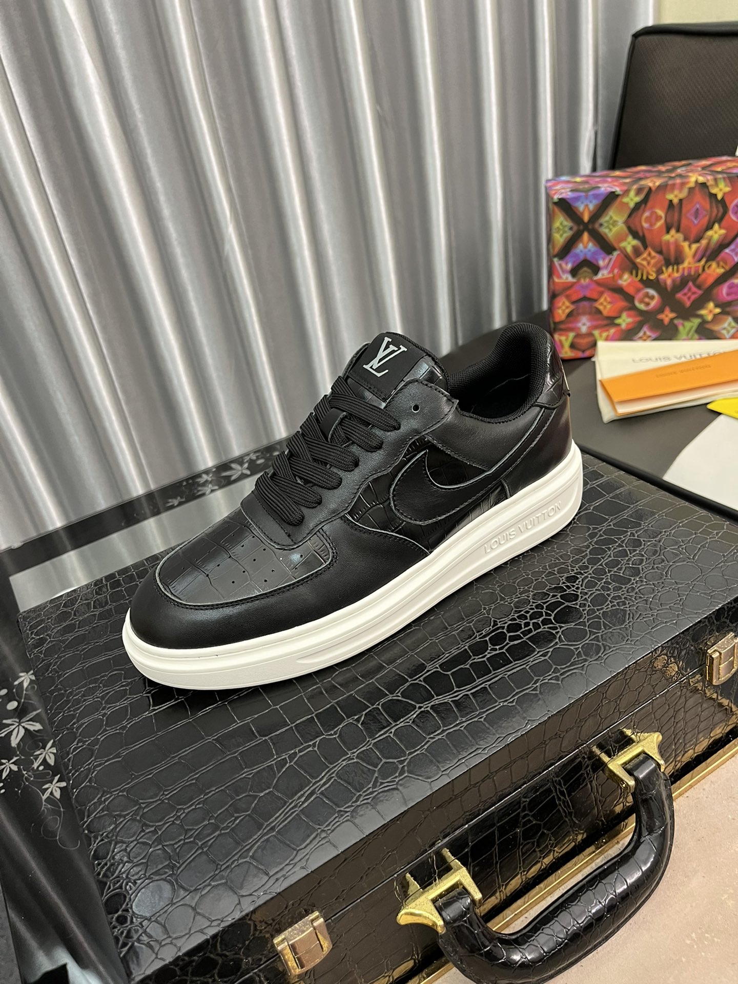 J5 牛里Louis Vuitton 路易威登 LV 男士休闲鞋,全球限量款鞋面采用原版小牛皮压纹LOGO鞋面顶级做工 内里垫脚:纯进口羊皮内里 系带板鞋舒适 奢华尊贵! 男鞋码数：38-44 2色可选