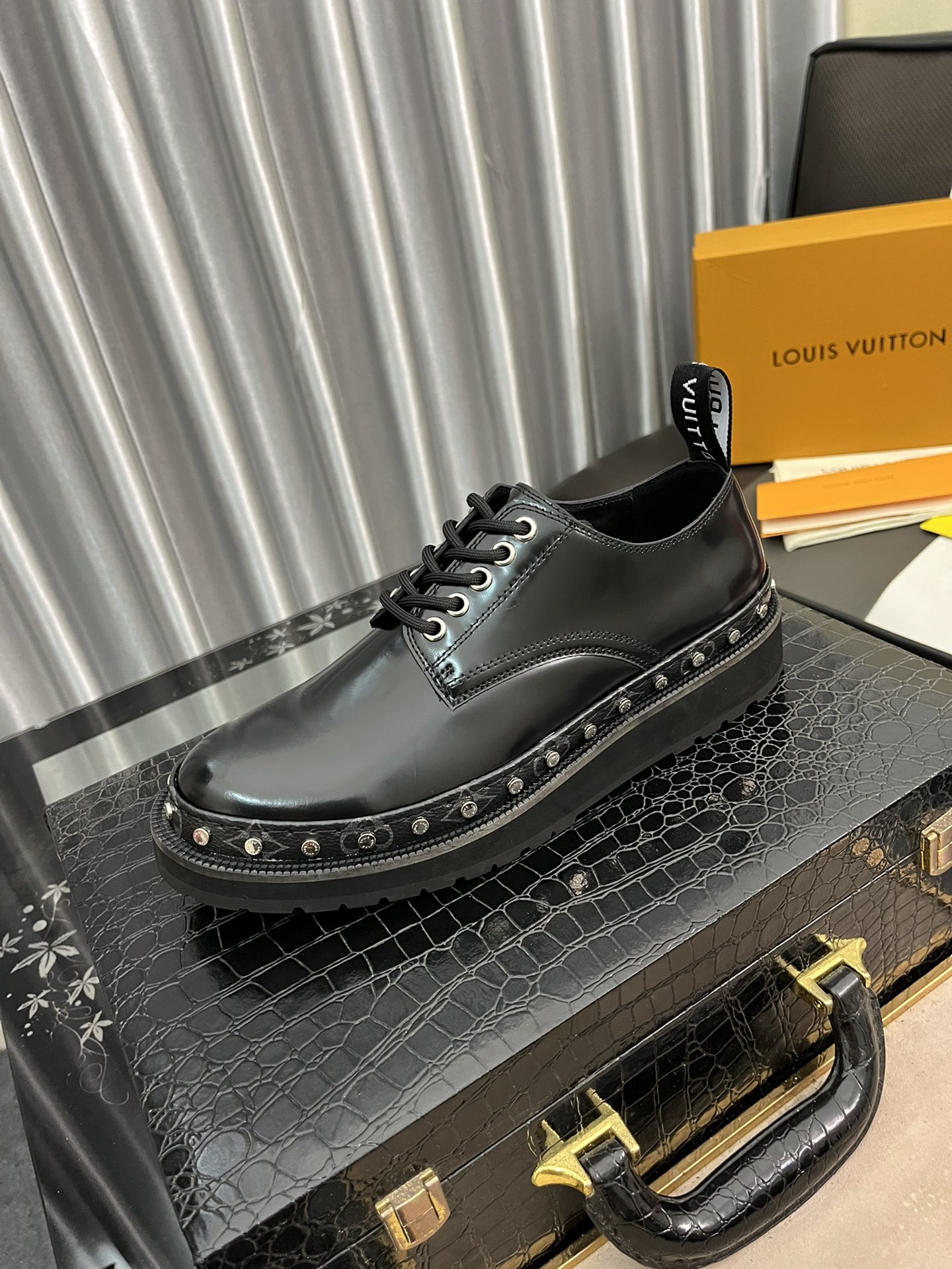 顶级原单LOUIS VUITTON 路易威登 最高端休闲皮鞋 鞋面优选进口LV原版牛皮水洗牛皮内里,原版高档大底,〰楦型流畅大气,型男专属码数:38-44