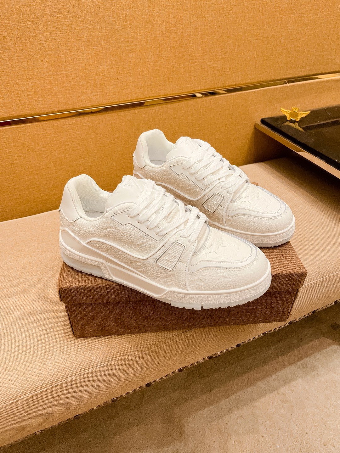 NO:273805,【LV】Louis Vuitton men's shoes high-end brand Official website 11's latest masterpiece upper is made of imported Italian cowhide with comfortable and breathable inner original non-slip and wear-resistant outsole, making walking more convenient and comfortable!  Exclusive new style, amazing work, beautiful 11 ​​replica [color] compared to the official quality!  Create a fashionable personality to set off your uniqueness!  Must-have for trendy men! Classic size: 38-44 Multi-color available, louis vuitton, louis vuitton, cowhide19860909【 LV】路易威登男鞋高端品牌 官网11最新力作鞋面采用意大利进口头层牛皮搭配舒适透气内里原版防滑耐磨大底制作,让行走更加便捷舒适！独家新款,惊世之作,与官方的质量相比美的11复刻[色]！打造时尚个性衬托你的与众不同！潮男必备!经典尺码:38-44 颜色多色可选,,louis vuitton,louis vuitton,cowhide,Men's shoes