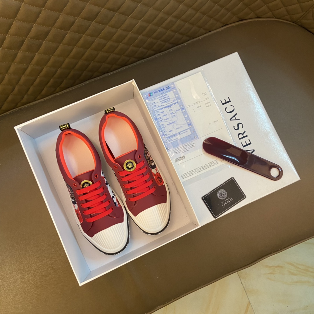 I0   Versace 范思哲 ～独领风骚2022经典低帮懒人款,原版牛皮鞋 霸气LOGO更是重金精心打造 材料：进口头层小牛皮,羊皮内里 欧美大师独特版面设计 完美打造专柜品质,懒人套脚设计 耐磨仿滑原版大底 运动跑步风设计 上脚独特的美,青年乐福款 休闲运动板鞋超级舒服. Versace 范思哲 原版鞋面复刻 英伦范儿 适合司机驾车外出 绝对的焦点 高端 优雅.男鞋码数38-44 45 黑色 黄色 红色 花色 白色 选