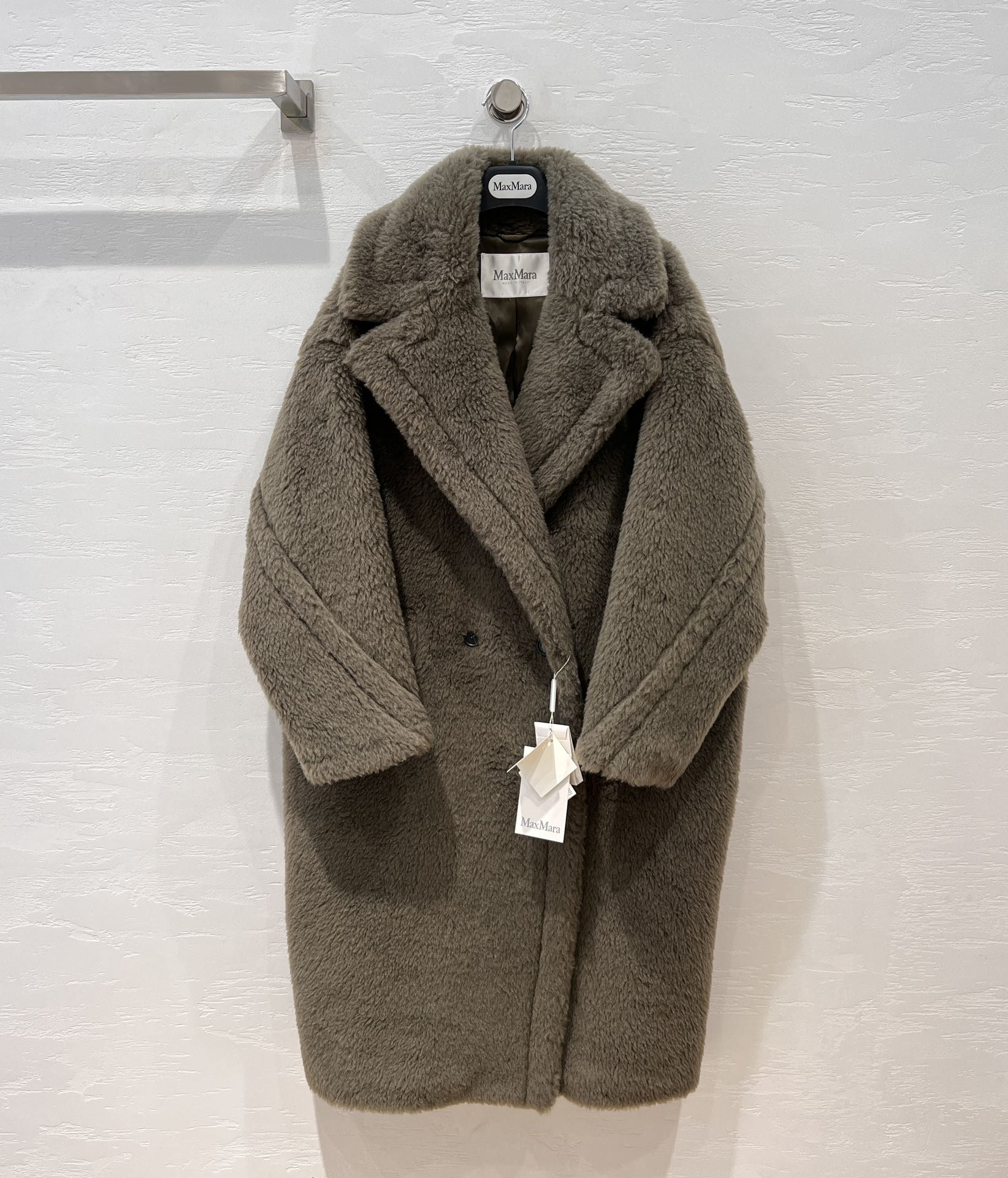 NO:931055,Hot item recommendation: The market’s exclusive and highest version of Max TeddyBear’s most classic and popular silhouette mid-length coat!  A coat that is popular among celebrity internet celebrities and ins bloggers!  The original version of the couple's model for men and women can be purchased for five figures. The large-profile version has inherent advantages. It is lazy and classy and does not choose anyone!  The Oversize silhouette is very tolerant to your figure, and the hem moves with your steps to highlight the aura of a queen!  The original customized version of the oversized airplane collar makes your face look smaller!  Japanese Bemberg lining, anti-snagging and anti-static, low-key luxury!  Original customized fabric imported 84 camel velvet, 12 mulberry silk, 4 camel hair!  Light as a cloud yet warm!  Natural horn buckle!  Crystal clear and more precious!  Perfect workmanship depends on the details, complete with three-standard dust-proof bag packaging!  XS/S/M. S size bust 130, dropped shoulder sleeve length 71, dress length 108., Maxmara-Clothing,19860909爆单推荐市场独家最高版本Max TeddyBear最经典最火爆的廓形中长款大衣！各路明星网红ins博主热衷的一款大衣！男女同款情侣款原版五位数购入开版大轮廓的版型,有着与生俱来的优势,慵懒有范儿不挑人！Over size大廓形对身材包容性极大,衣摆随步伐而动凸显女王气场！原版定制版型超大飞机领,显得脸更小！日本宾霸里布,防勾丝防静电,低调中的奢华！原版定制面料进口84骆驼绒12桑蚕丝4骆驼毛！轻如云朵又保暖！天然牛角扣！晶莹透亮更加珍贵！完美做工品质看细节,三标齐全防尘袋包装！XS/S/M. S码胸围130,落肩袖长71,衣长108.,麦丝玛拉-服装,,Women's clothing