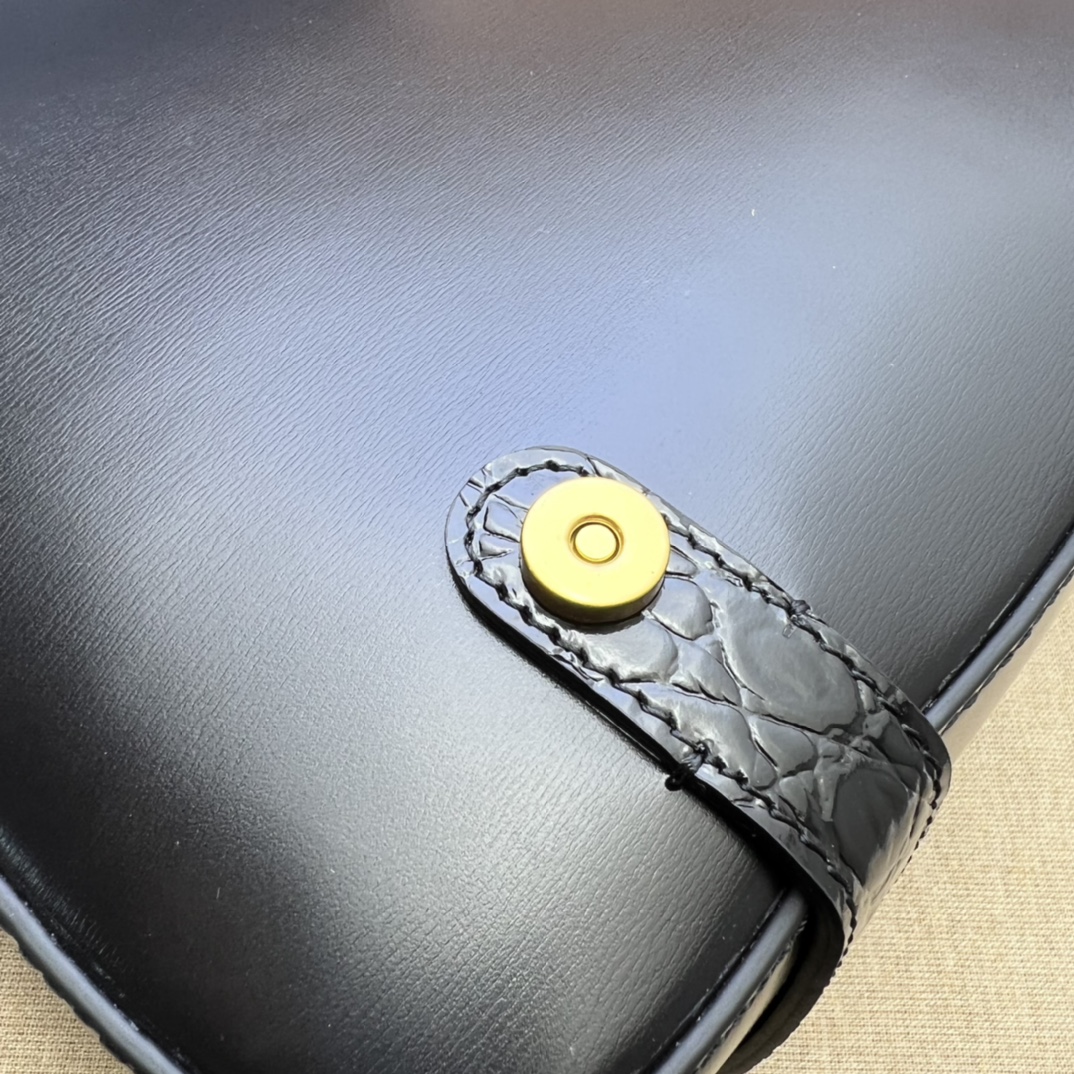 GUCCI古驰中号黑色邮差包702136