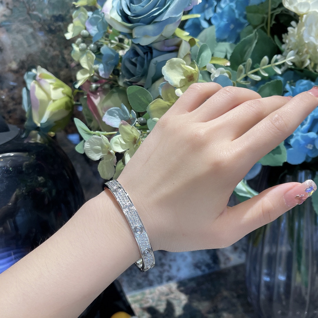 NO:631323,Kajia Screw Full Diamond Bracelet#Gypsophila with main stone, luxurious full diamonds, imported moissanite, thick electroplating of 18k triple gold, full of dominance and luxury!  88600,,bracelet,Cardia high-end jewelry19860909卡家螺丝全钻手镯#满天星带主石款,奢华满钻,进口莫桑石,厚电镀18k三金,霸气十足,奢华尽显！88600,,bracelet,卡迪亚高端饰品,Jewelry