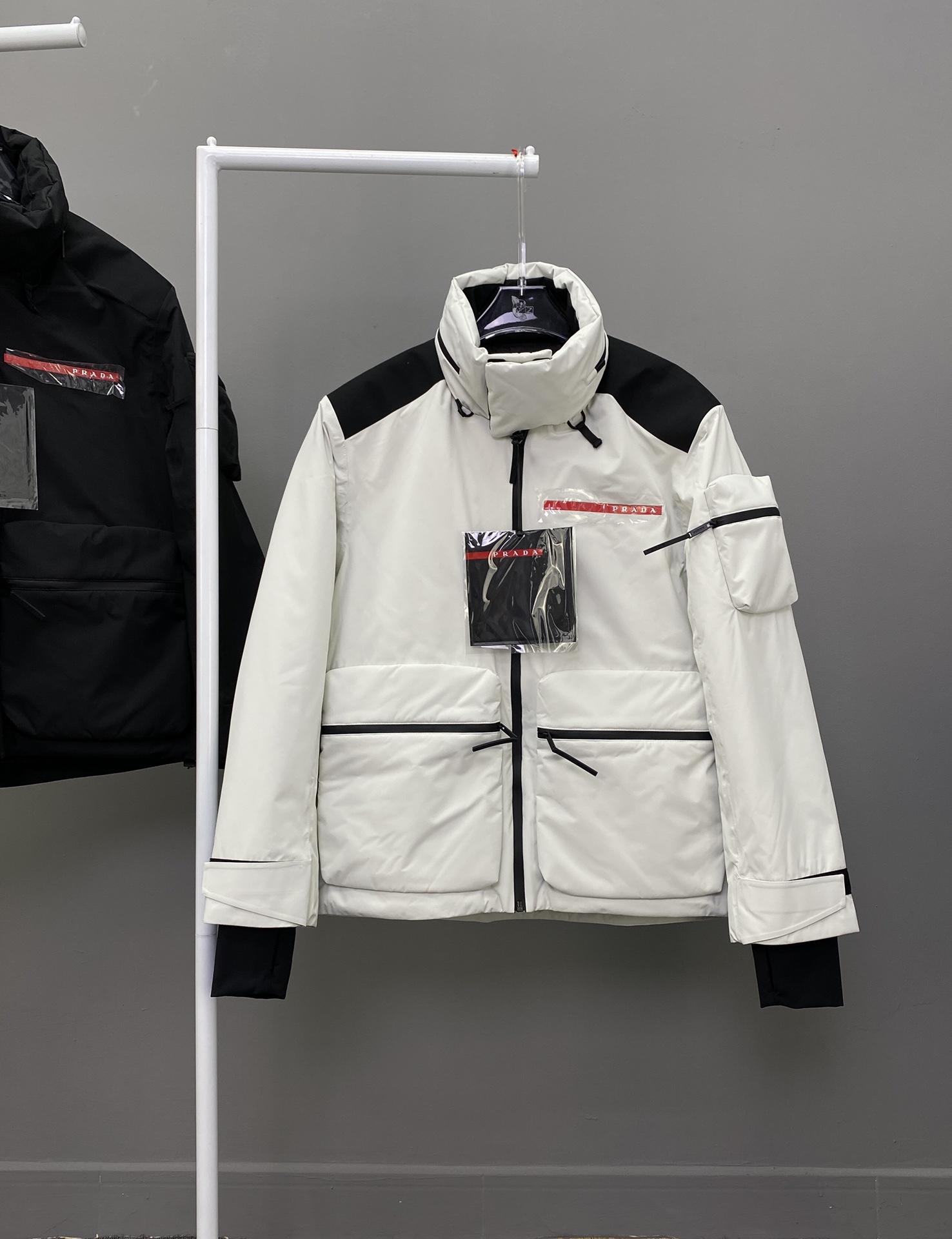 滑雪🏂服男女同款,现货 Prad* 织物面料夹克 长红标男士顶级户外型防水立领羽绒服保暖外套