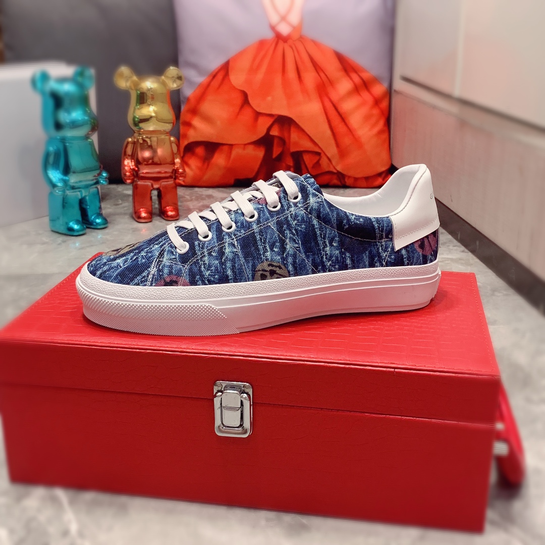 I5 Givenchy 纪梵希   最新爆款休闲鞋,顶端品牌奢侈～代购,顶级～质量.专柜同卖产品鞋面選用进口透气牛仔布搭配牛皮材质透气羊皮内里精细做工.原版个性时尚柔软橡膠耐磨防滑大底,上脚轻巧舒适,实物拍摄實物更好看,广州码: 38-44.