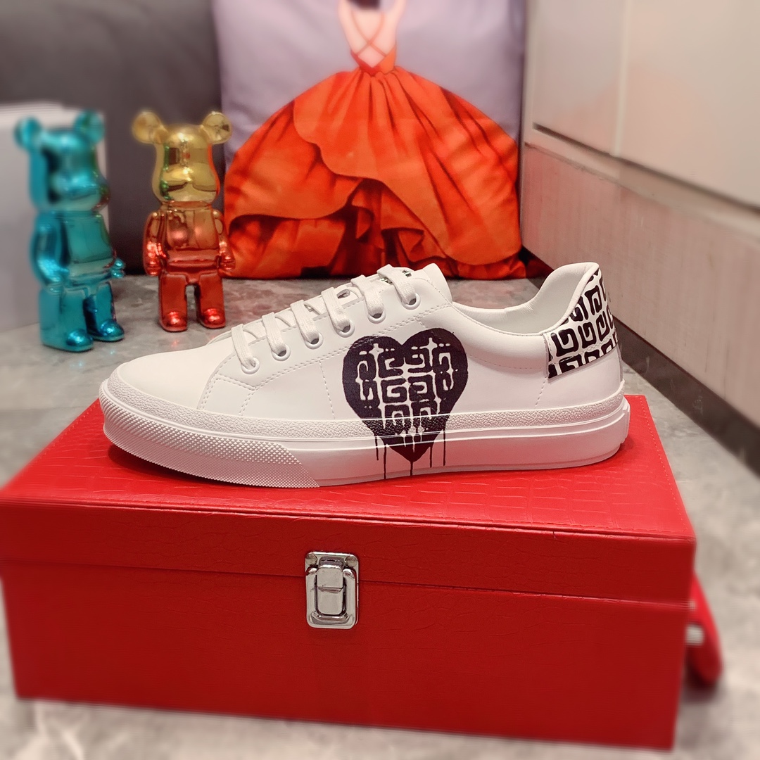 I5 Givenchy 纪梵希   最新爆款休闲鞋,顶端品牌奢侈～代购,顶级～质量.专柜同卖产品鞋面選用进口透气牛皮材质透气羊皮内里精细做工.原版个性时尚柔软橡膠耐磨防滑大底,上脚轻巧舒适,实物拍摄實物更好看,广州码: 38-44.