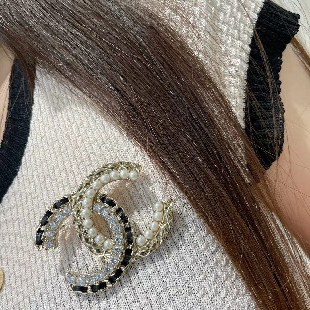 新款香奈儿胸针做工精致细腻👍🏻春夏秋冬🌟超百搭款[害羞]每个美女都能驾于