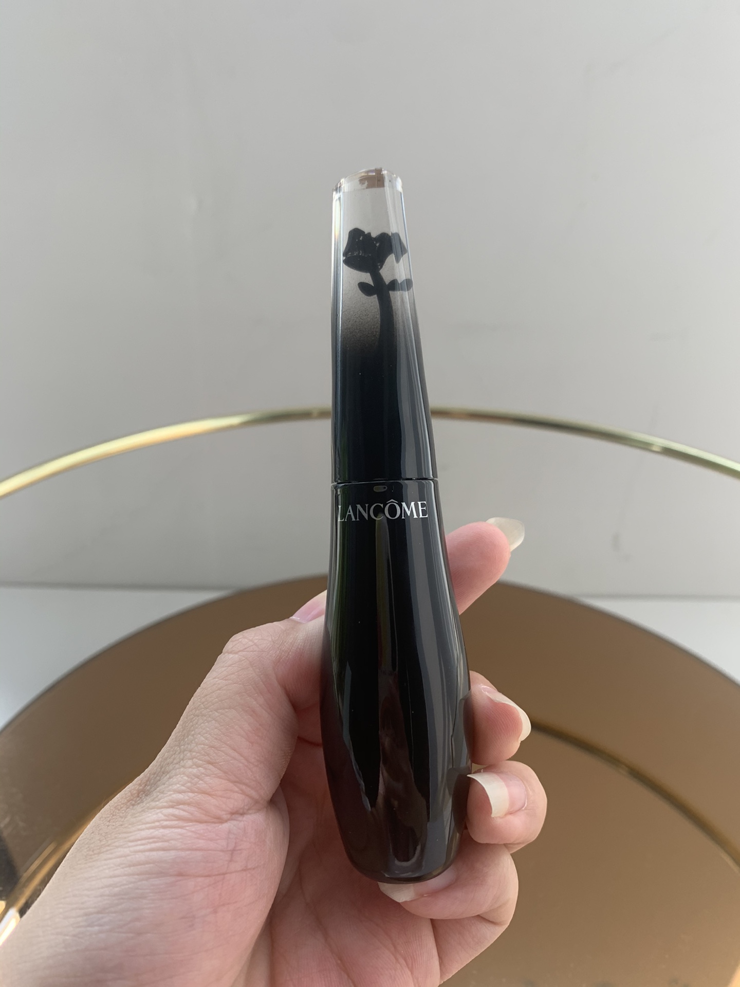 专/80💰
兰蔻天鹅颈睫毛膏！自从被BABY、刘诗诗带上婚礼后，就变成断货人气王 每只眼睛分2部分刷，刷头的方向是不一样的，这样才可以达到最好的效果 这款睫毛膏主打刷出卷翘, 浓密, 根根分明的迷人睫毛，独特的"天鹅颈"刷头专利设计，让刷毛的过程更加顺手，完全可以照顾到每一根睫毛。