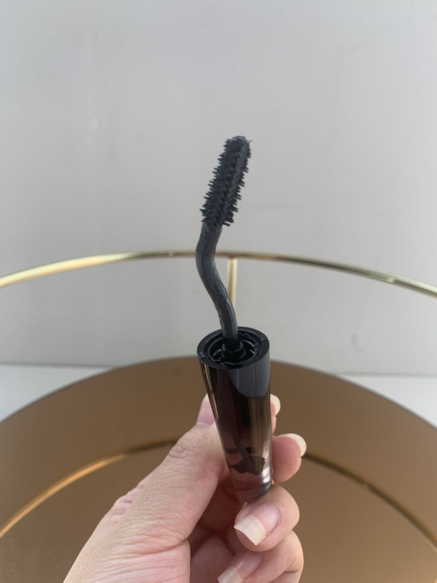 专/80💰
兰蔻天鹅颈睫毛膏！自从被BABY、刘诗诗带上婚礼后，就变成断货人气王 每只眼睛分2部分刷，刷头的方向是不一样的，这样才可以达到最好的效果 这款睫毛膏主打刷出卷翘, 浓密, 根根分明的迷人睫毛，独特的"天鹅颈"刷头专利设计，让刷毛的过程更加顺手，完全可以照顾到每一根睫毛。
