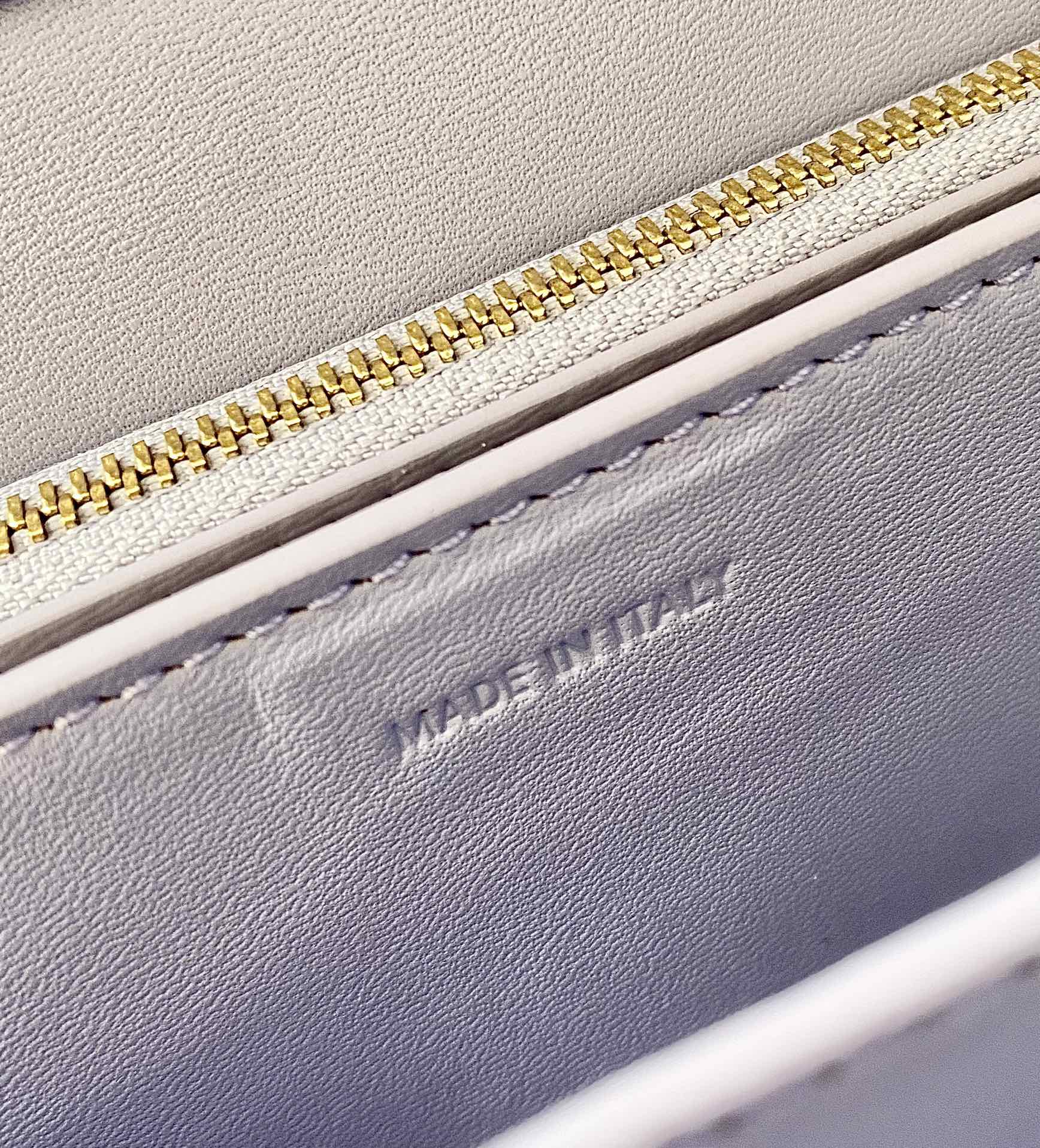 CELINE赛琳自然细牙签纹box牛皮肩背包164173