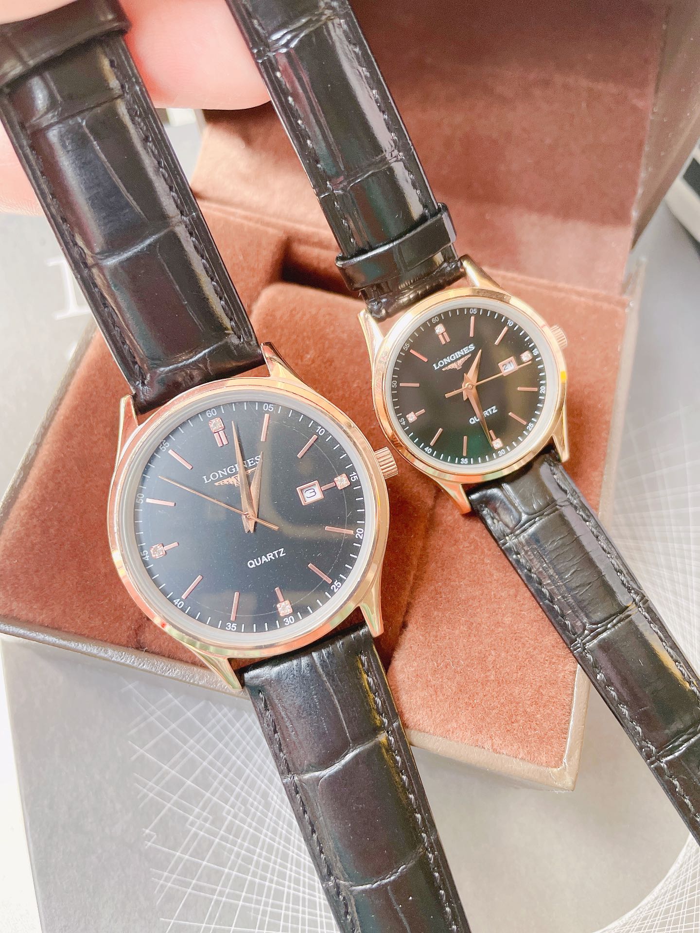 J5   最新浪琴  Longines  情侣对表 原装进口石英机芯 钢化玻璃 316L精钢表壳 直径男40mm女30mm 厚8mm如果今天的阳光停止了它耀眼的光芒。那么你的一个微笑，将照亮我的整个世界 实物拍摄 品质如一