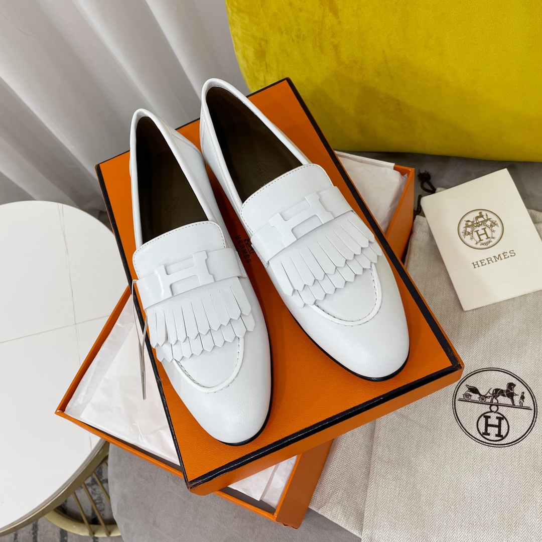 NO:238645,HERMES - Classic hot selling high-quality loafers/Mulle single shoes/short boots Overseas purchasing hand-made goods, pure original customization/Korean customers passed the poison acceptance 1 first-class custom-made fetal cowhide fabric, mark stitching/pure hand-made piping... 2 mixed-type sheepskin inner lining/foot pads, the fit of the foot pads is hot melt glue, the shoes are odorless... 3 original mold opening genuine leather injection sole, front and rear injection molding position and arc are completely aligned with the original, Logo adopts high-circular air compressing technology, concave and concave three-dimensional profound and powerful... 4 mold opening stainless steel hardware, completely consistent with the authentic product 35-39 (40 41 customization without return) with original packaging Single shoes, sandals, hermes, loafers, sandals, boots, cowhide, sheepskin19860909HERMES——经典热卖高品乐福鞋/穆勒单鞋/短靴 海外代购买手货源,纯原定制/韩国客过毒验收 1一级定制胎牛皮面料,马克缝线/纯手工滚边…… 2混种羊皮内里/垫脚,垫脚的贴合采用热熔胶,鞋子无气味…… 3原版开模真皮注胶大底,前后注塑位置和弧线与原版完全对齐,Logo采用高周波空压技术,凹凸立体深刻有力…… 4开模不锈钢五金,与正品完全一致 35—39(40 41定制不退换) 配原版包装  单鞋,凉鞋,hermes,loafers,sandals,boots,cowhide,sheepskin,Women's Shoes