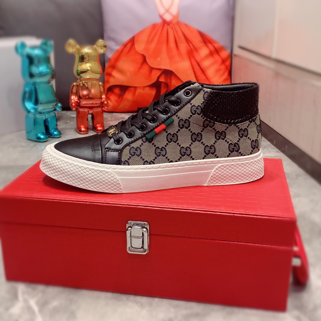 I5 高帮 Gucci  古奇   最新爆款休闲鞋，顶端品牌奢侈～代购，顶级～质量。专柜同卖产品鞋面選用进口透气牛皮搭配布面料材质透气羊皮内里精细做工。原版个性时尚柔软橡膠耐磨防滑大底，上脚轻巧舒适，实物拍摄實物更好看，a广州码: 38-44。2色入选