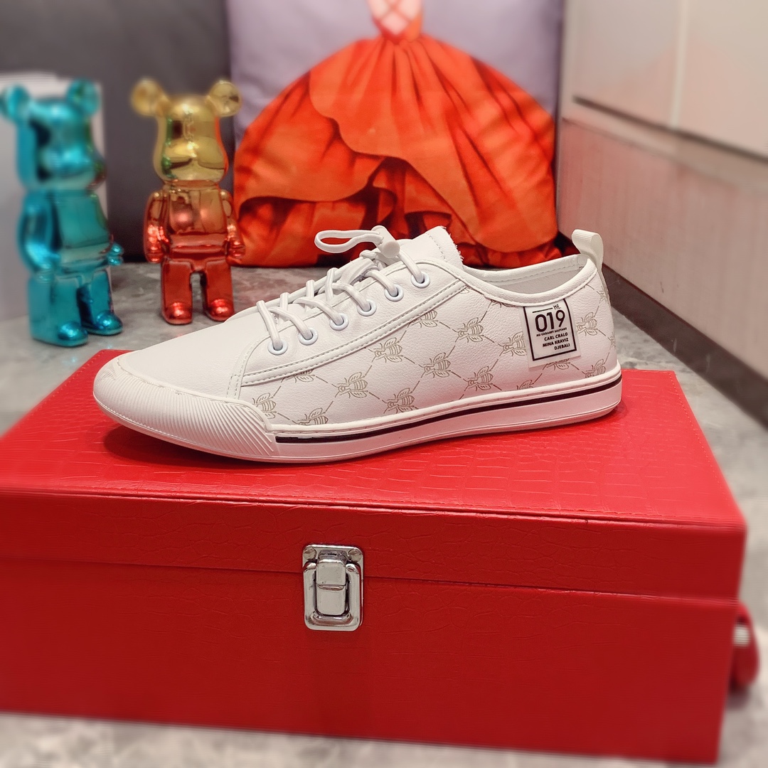 I0  Gucci  古奇   最新爆款休闲鞋，顶端品牌奢侈～代购，顶级～质量。专柜同卖产品鞋面選用进口透气牛皮材质透气皮内里精细做工。原版个性时尚柔软橡膠耐磨防滑大底，上脚轻巧舒适，实物拍摄實物更好看，007码: 38-44。2色入选