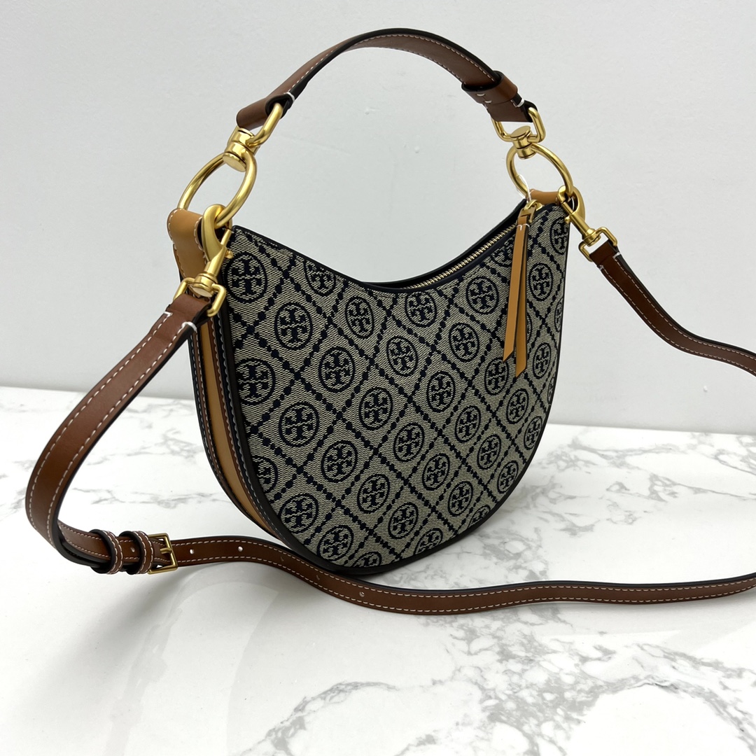 Tory Burch ～ T Monogram 图案，灵感源自传统宾夕法尼亚州绗缝设计。该系列选用编织提花布料匠心打造，魅力隽永又个性鲜明
