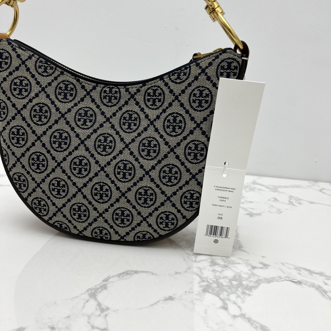 Tory Burch ～ T Monogram 图案，灵感源自传统宾夕法尼亚州绗缝设计。该系列选用编织提花布料匠心打造，魅力隽永又个性鲜明