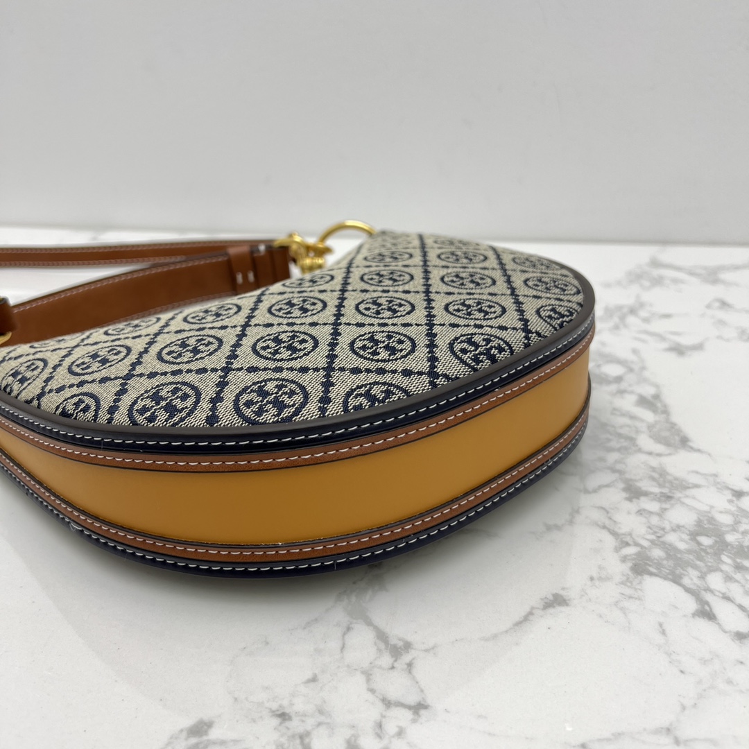 Tory Burch ～ T Monogram 图案，灵感源自传统宾夕法尼亚州绗缝设计。该系列选用编织提花布料匠心打造，魅力隽永又个性鲜明