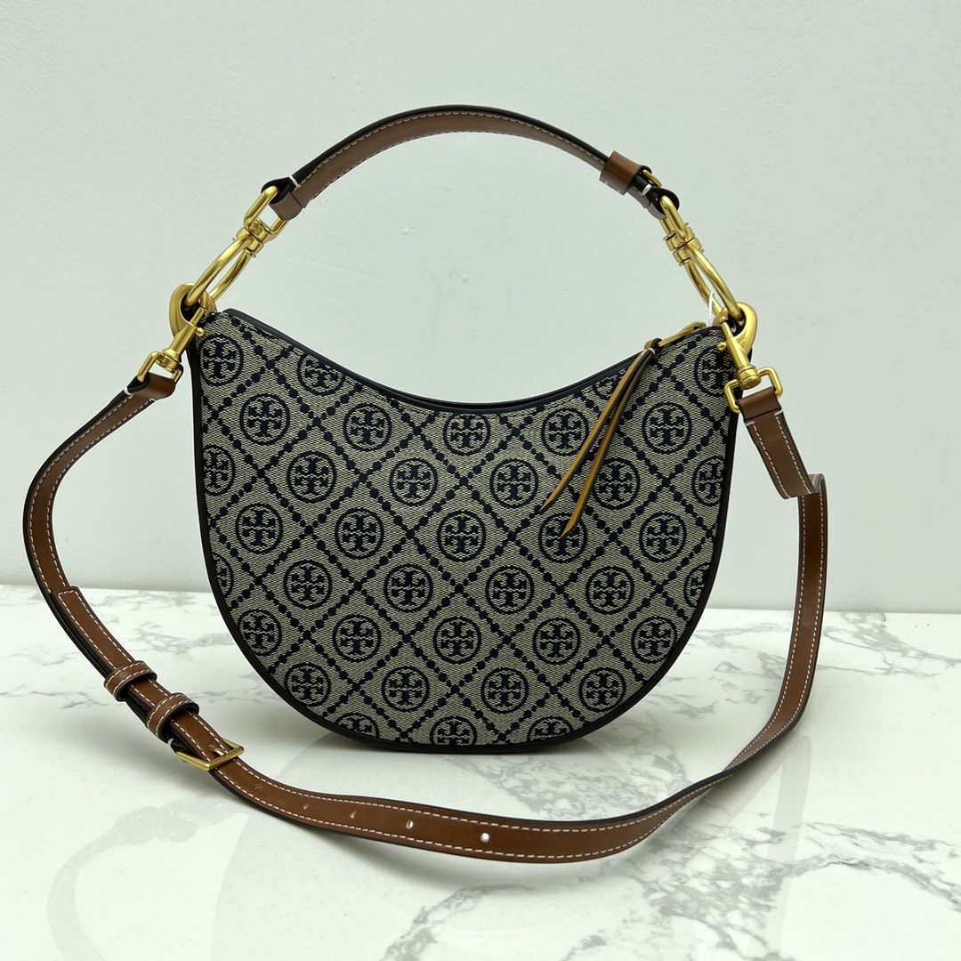 Tory Burch ～ T Monogram 图案，灵感源自传统宾夕法尼亚州绗缝设计。该系列选用编织提花布料匠心打造，魅力隽永又个性鲜明