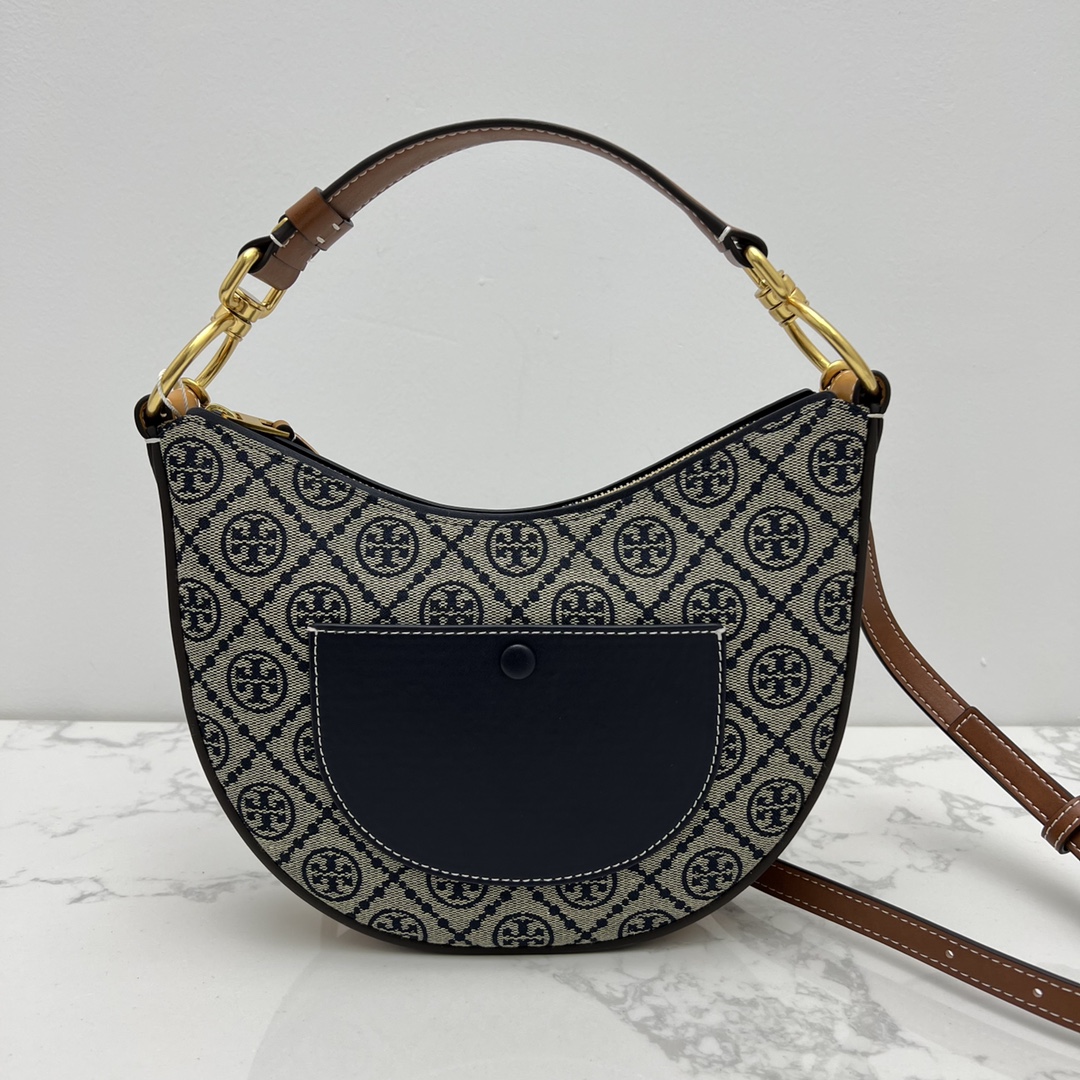 Tory Burch ～ T Monogram 图案，灵感源自传统宾夕法尼亚州绗缝设计。该系列选用编织提花布料匠心打造，魅力隽永又个性鲜明