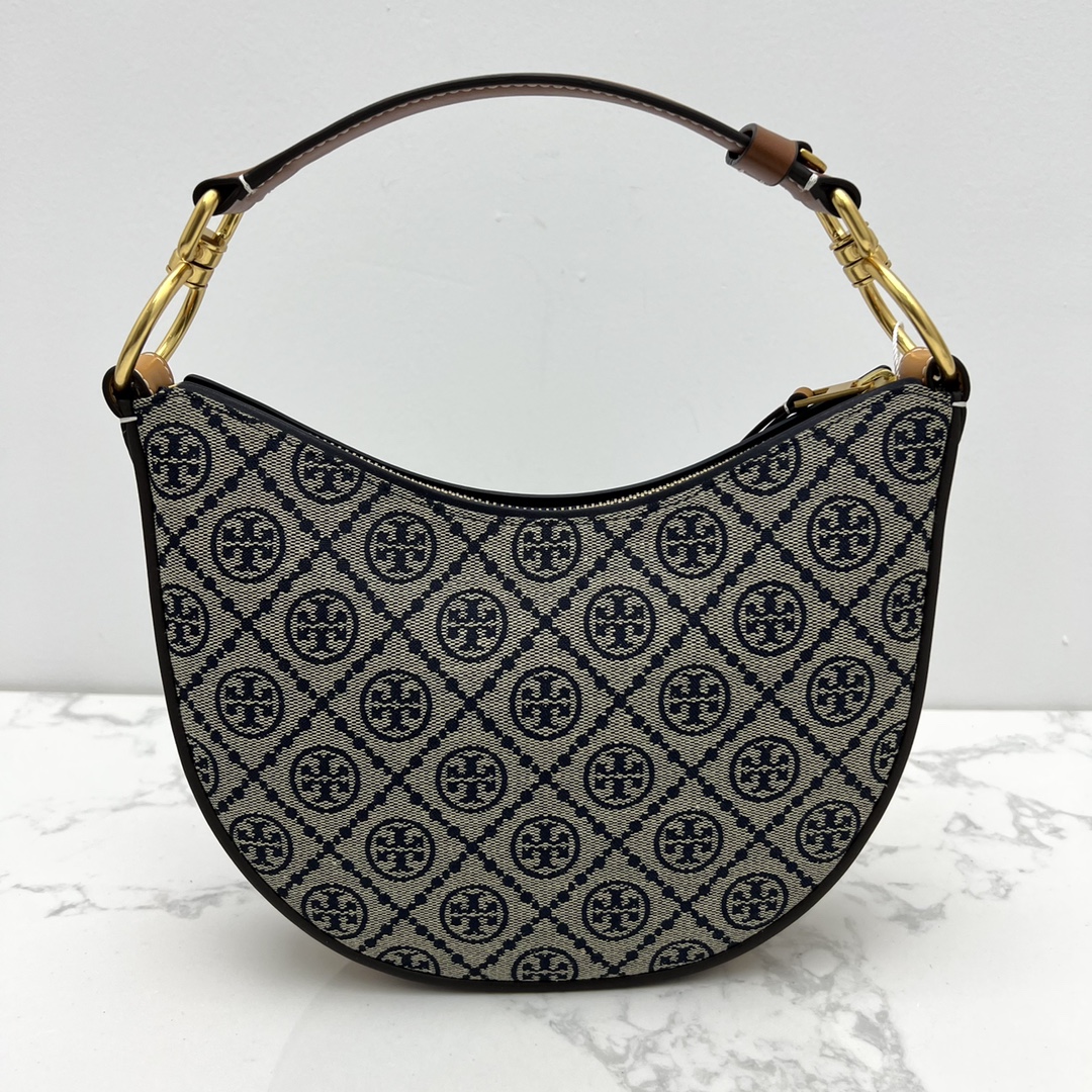 Tory Burch ～ T Monogram 图案，灵感源自传统宾夕法尼亚州绗缝设计。该系列选用编织提花布料匠心打造，魅力隽永又个性鲜明