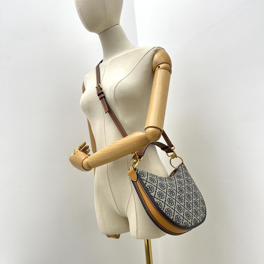 Tory Burch ～ T Monogram 图案，灵感源自传统宾夕法尼亚州绗缝设计。该系列选用编织提花布料匠心打造，魅力隽永又个性鲜明