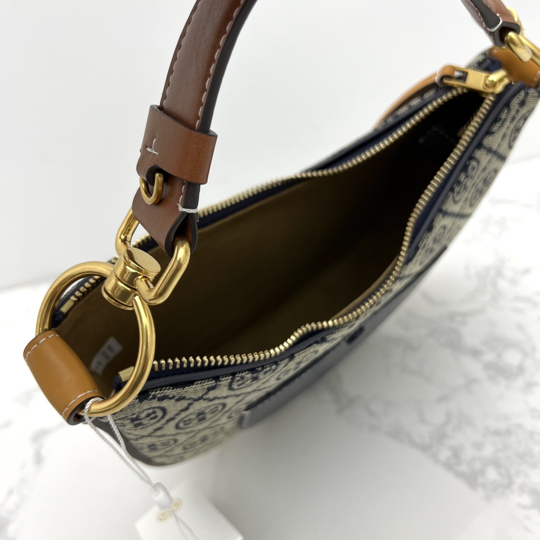 Tory Burch ～ T Monogram 图案，灵感源自传统宾夕法尼亚州绗缝设计。该系列选用编织提花布料匠心打造，魅力隽永又个性鲜明