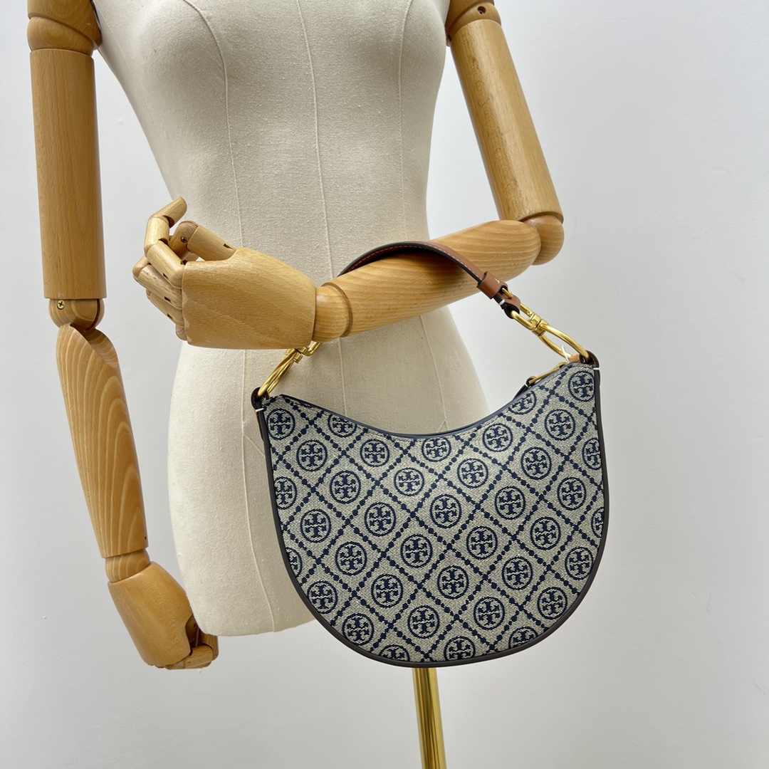 Tory Burch ～ T Monogram 图案，灵感源自传统宾夕法尼亚州绗缝设计。该系列选用编织提花布料匠心打造，魅力隽永又个性鲜明