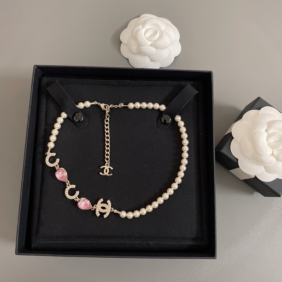 NO:631877,88220 [Powder Heart Coco Pearl Necklace] Z, a big hit!  Come on, come on, come on!  First come, first served, cherish it. Oh my god, you are so beautiful. Grandma Xiang knows women best!  What girl can refuse such a beautiful Mrs. Brooch!  So beautiful, so beautiful! Customized imported high-gloss Swarovski pearls, specially customized Swarovski love diamonds, and a layer of specially customized transparent enamel on the surface!  It's so stunning that it makes a girl's heart burst with excitement. There are pink bubbles of love everywhere, and it feels like the sweetness of first love!  The praise is so overwhelming that your girl’s heart can’t refuse it, Cardia high-end jewelry.1986090988220【香粉心coco珍珠项圈】Z ,重磅来袭！现huo现huo现huo！先到先得好好珍惜,天啊太貌美了叭还是香奶奶最懂女人！哪个女生能拒绝这么绝美的brooch太太太重工！太美太美啦颗颗定制进口强光施华洛珍珠,特别定制的施华洛爱心钻,表面还有一层特别定制的透明珐琅！太绝了简直少女心爆棚,到处散发着粉红色爱情的泡泡,超有初恋甜甜的感觉！赞爆了一眼入心,承包你的少女心无法拒绝的,,卡迪亚高端饰品,Jewelry