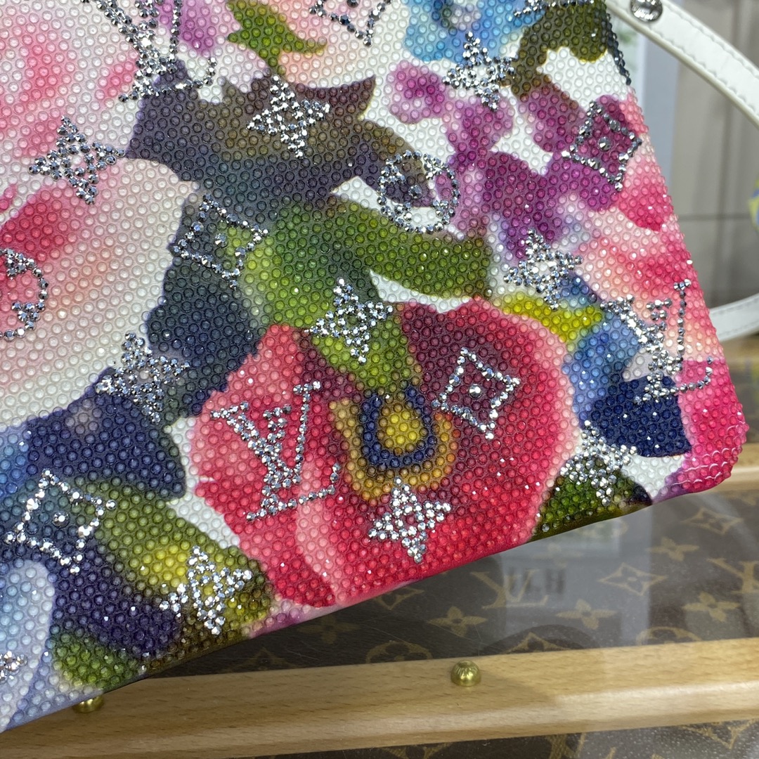 顶级原单COUSSINBB手袋m21157花卉丝印本款CoussinBB手袋为印花丝缎点缀施华洛世奇水晶