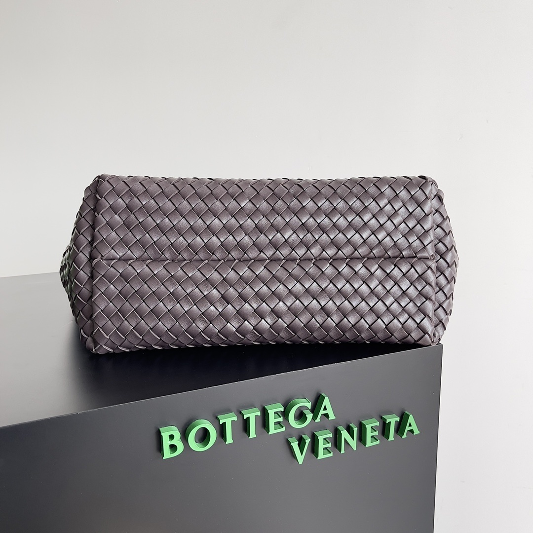 现货出中号BV标志性包款CABAT回归中号32尺寸最受欢迎的包袋系列之一CABAT目前以添加了特殊元素的