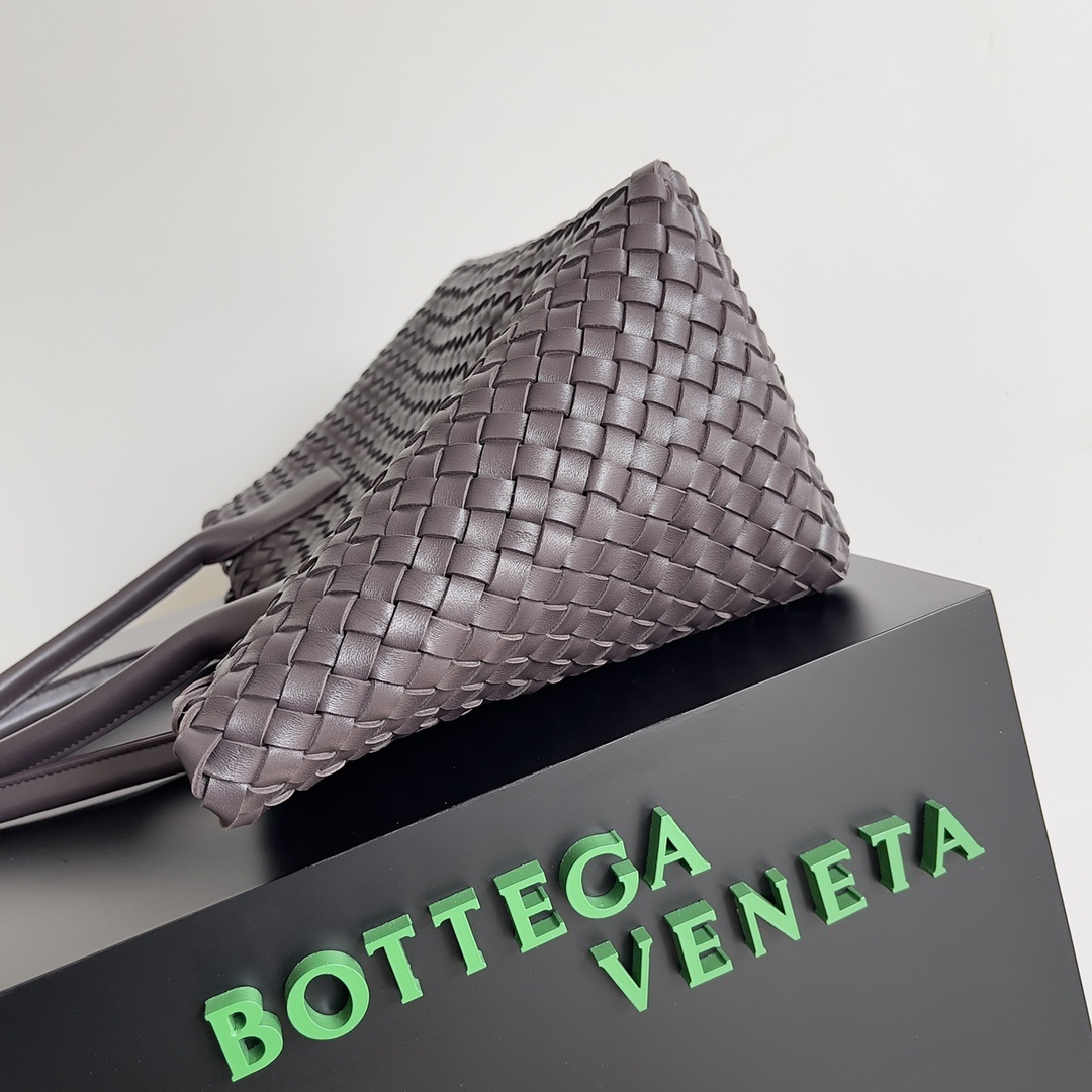 现货出中号BV标志性包款CABAT回归中号32尺寸最受欢迎的包袋系列之一CABAT目前以添加了特殊元素的