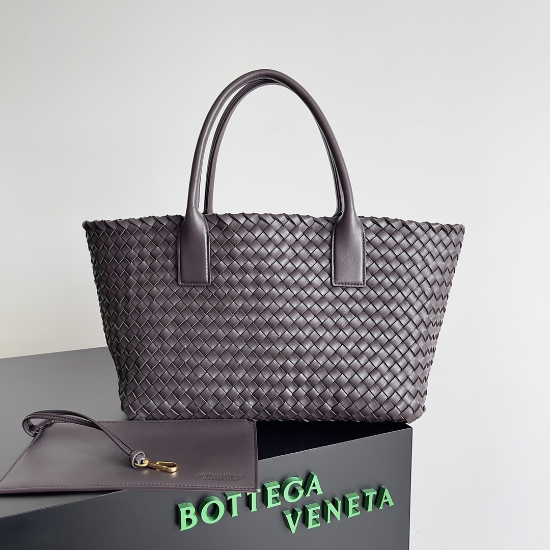 现货出中号BV标志性包款CABAT回归中号32尺寸最受欢迎的包袋系列之一CABAT目前以添加了特殊元素的