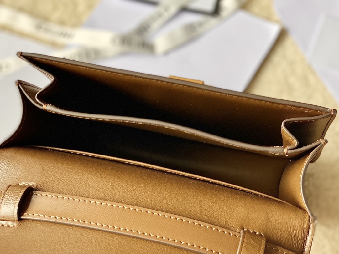 CELINE赛琳自然细牙签纹box牛皮肩背包192523