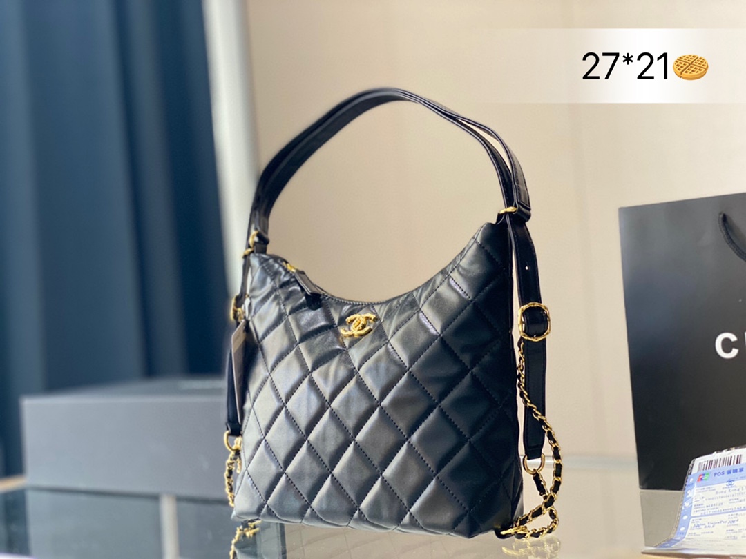 J0 chanel22b香奈儿终于有认真做大包了 这个hobo嬉皮包预计会很火，多种背法， 可以双肩包可以斜挎可以手拎可以挎腕可以腋下，满足一切需要。 而且随性帅气，容量很足。chanel22B 香奈儿22B 27*21